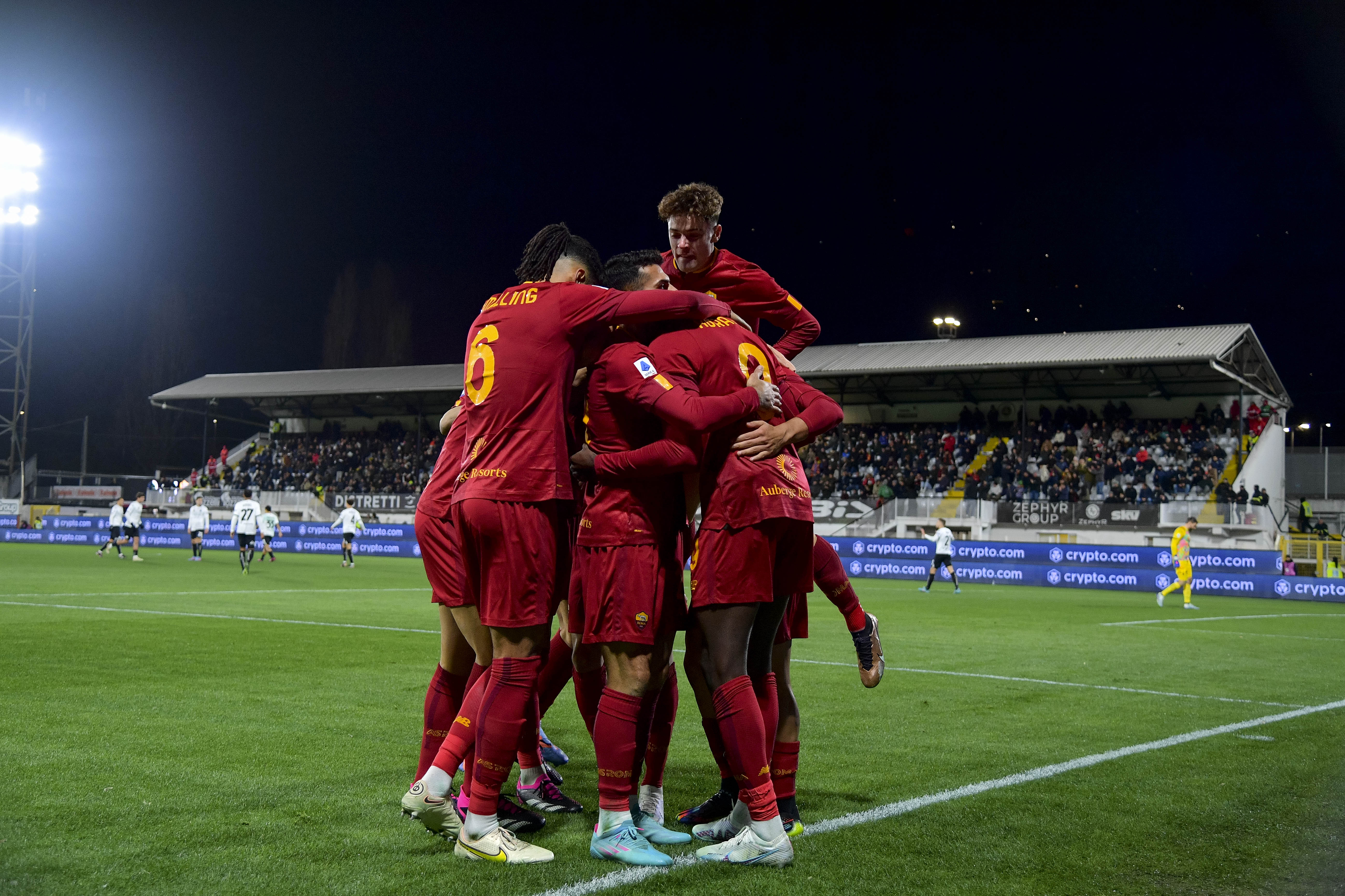 L'esultanza della squadra al gol di Abraham in Spezia-Roma 0-2