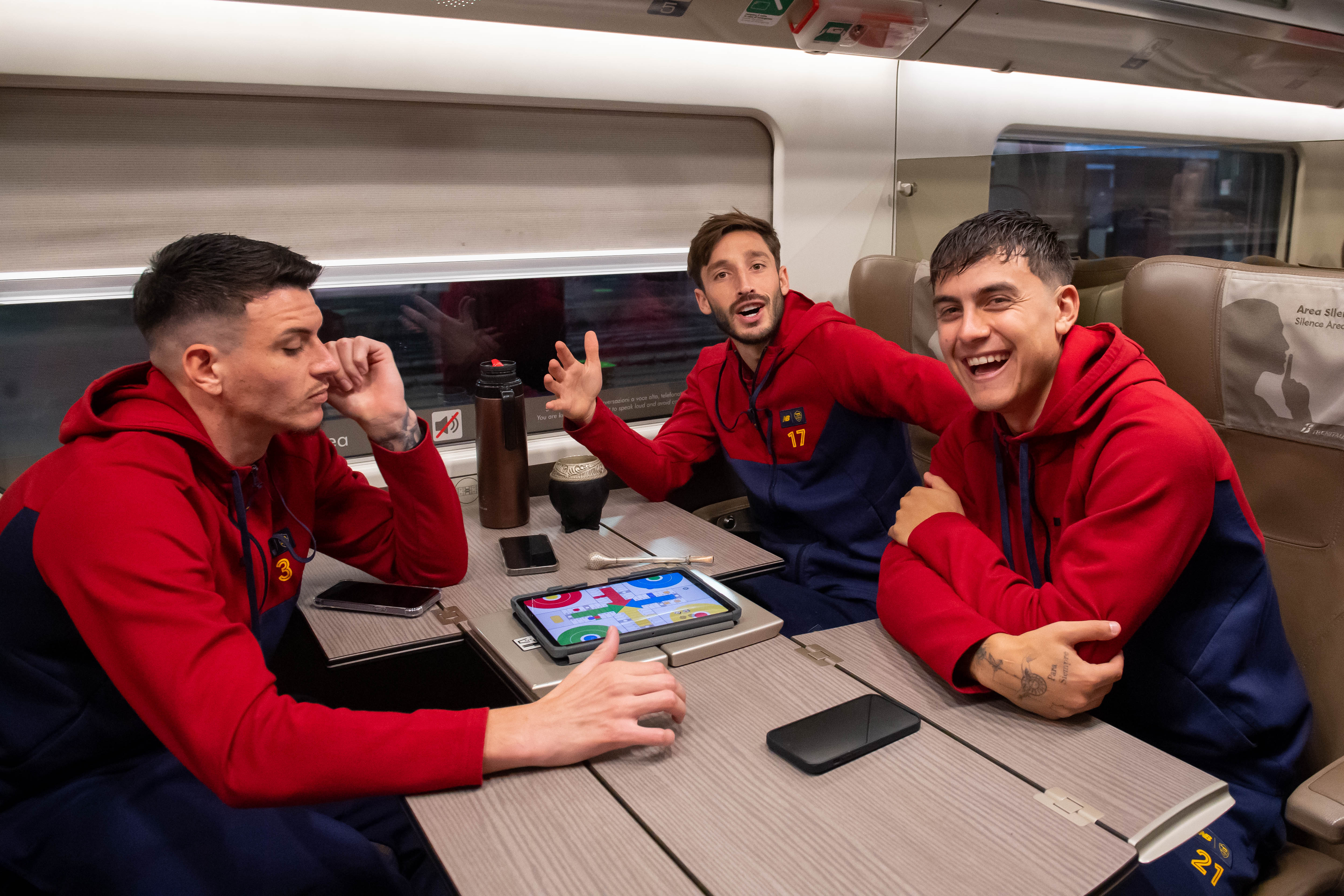 Ibanez, Viña e Dybala sul treno che ha portato la Roma a Napoli