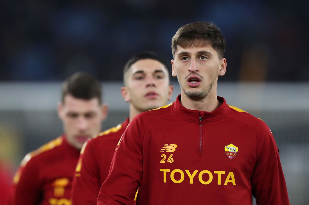 Kumbulla prima di una partita della Roma