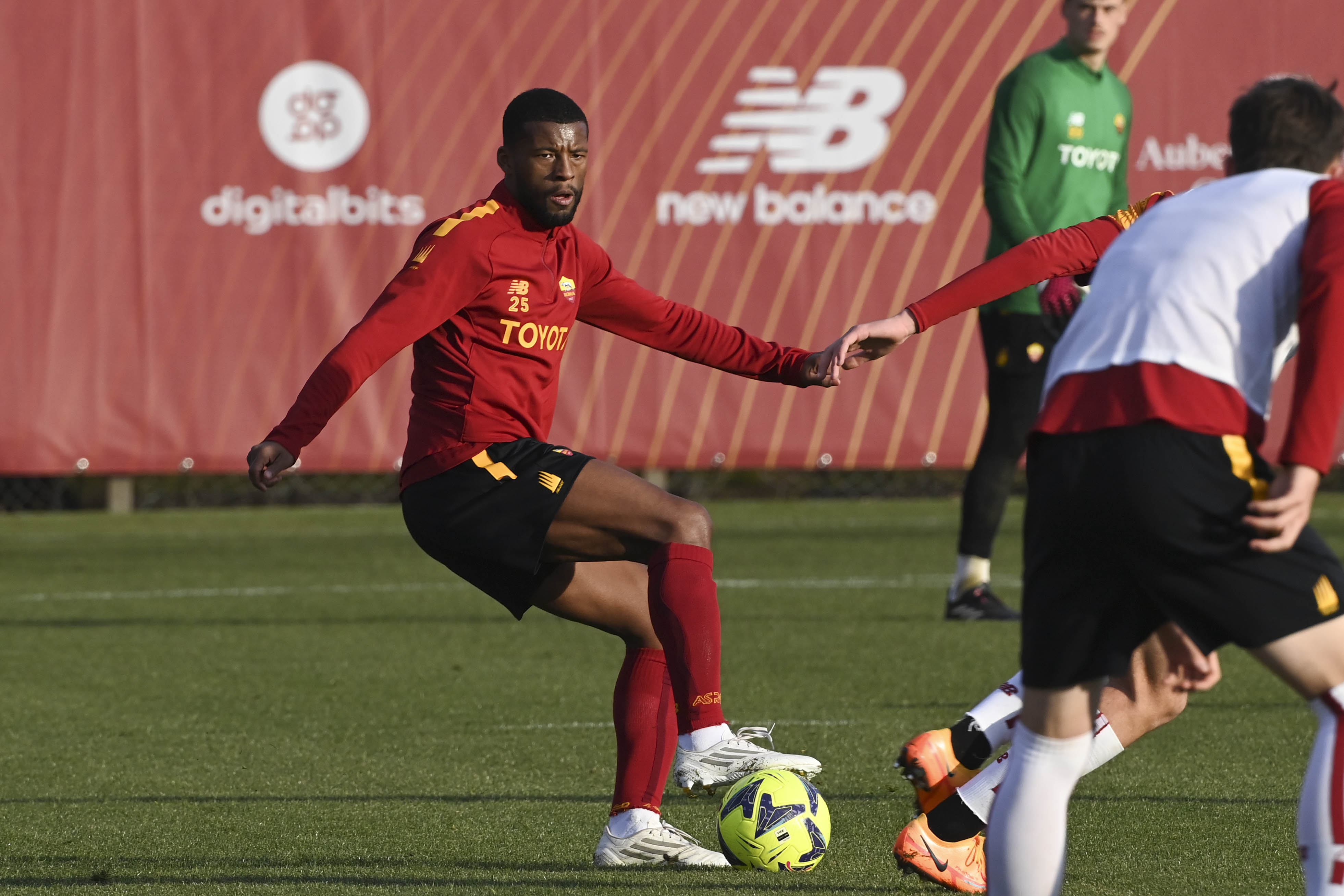 Gini WIjnaldum in allenamento