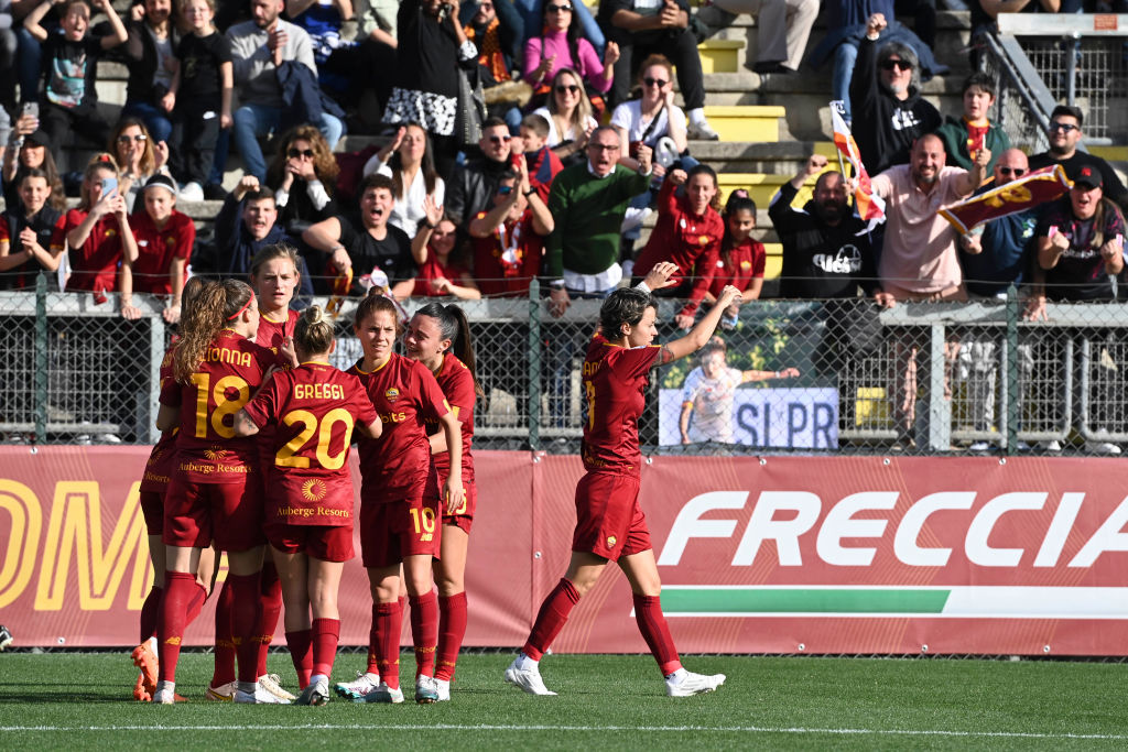 Le ragazze della Roma esultano dopo un gol