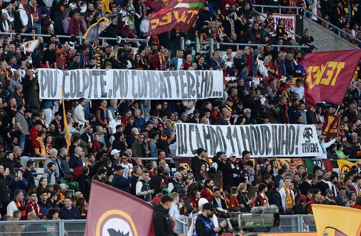 Striscioni a favore di Mourinho ieri all'Olimpico