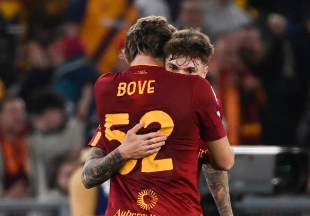 Bove e Zalewski durante una partita della Roma