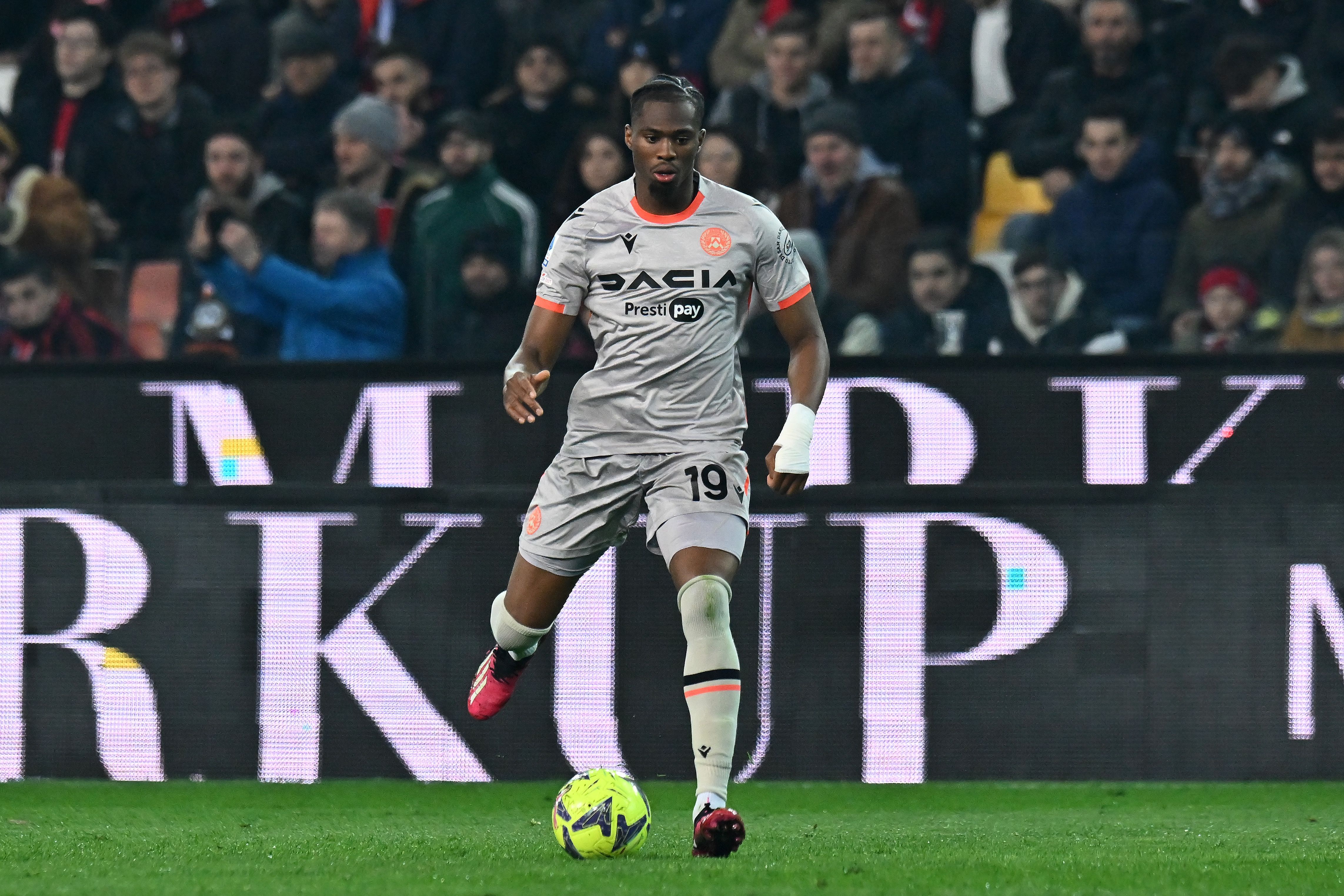 Kingsley Ehizibue durante una partita dell'Udinese