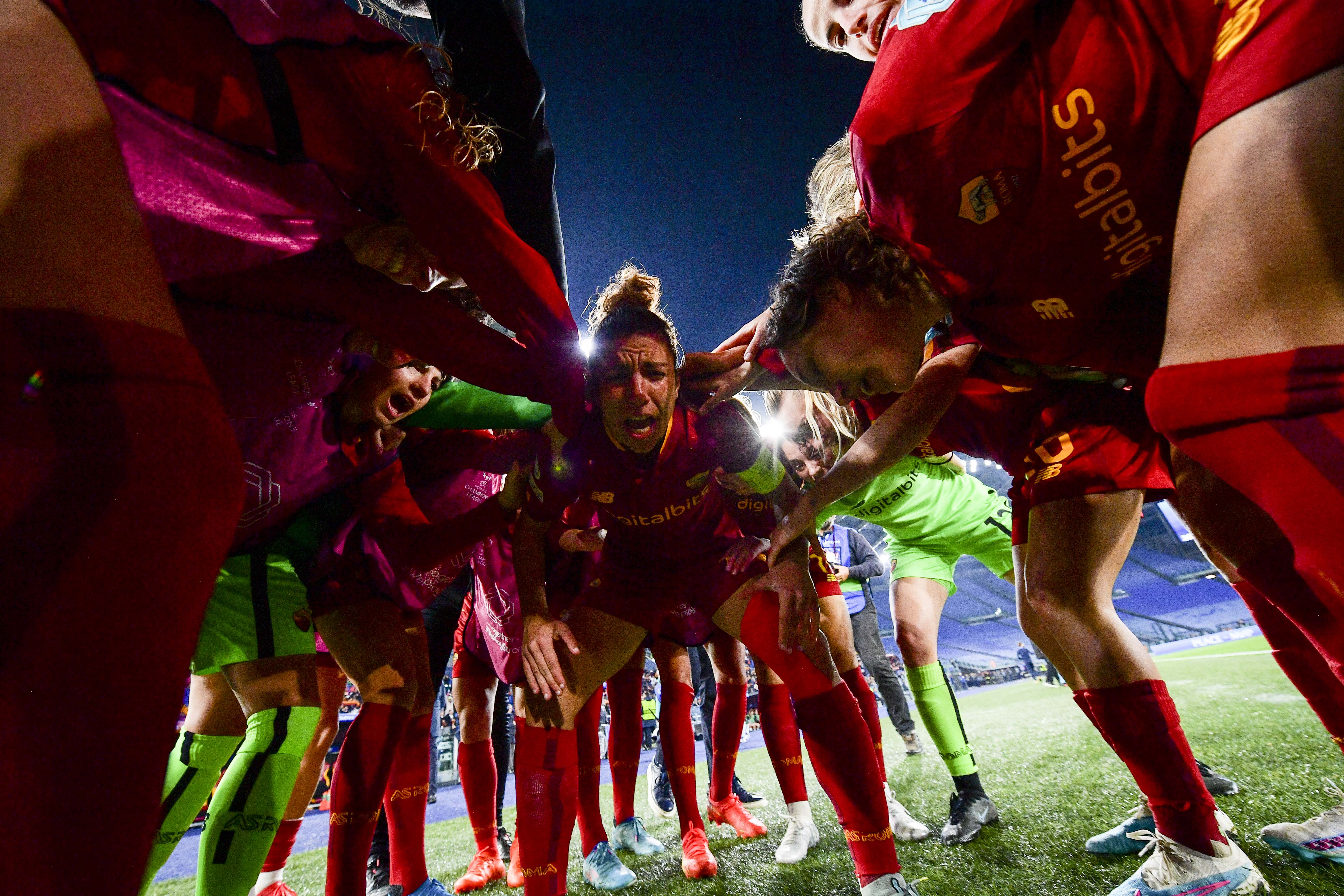 Giocatrici della Roma Femminile prima dell'ingresso in campo