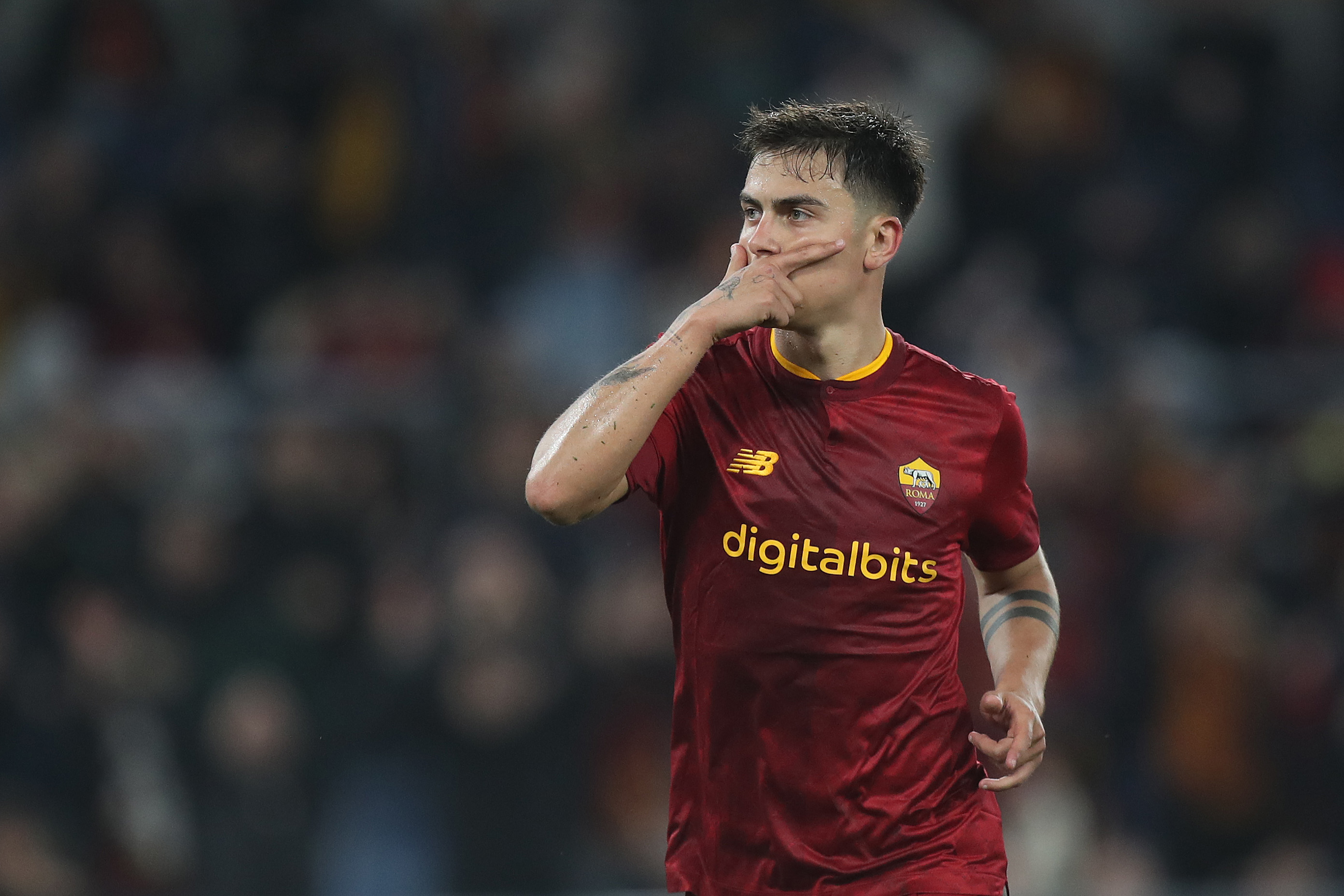 Paulo Dybala dopo aver segnato un gol con la maglia della Roma