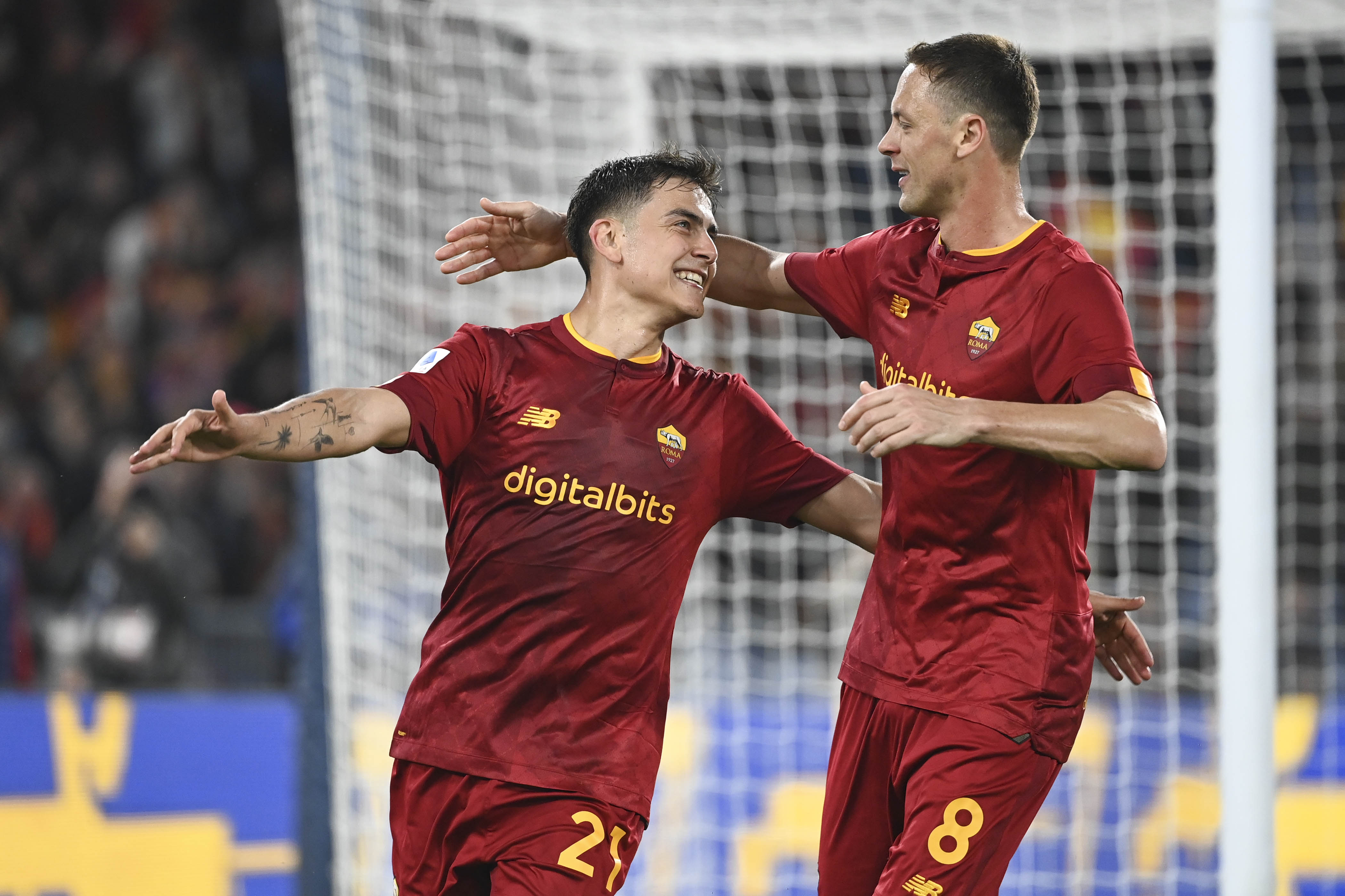 Paulo Dybala e Nemanja Matic durante l'esultanza in Roma-Sampdoria