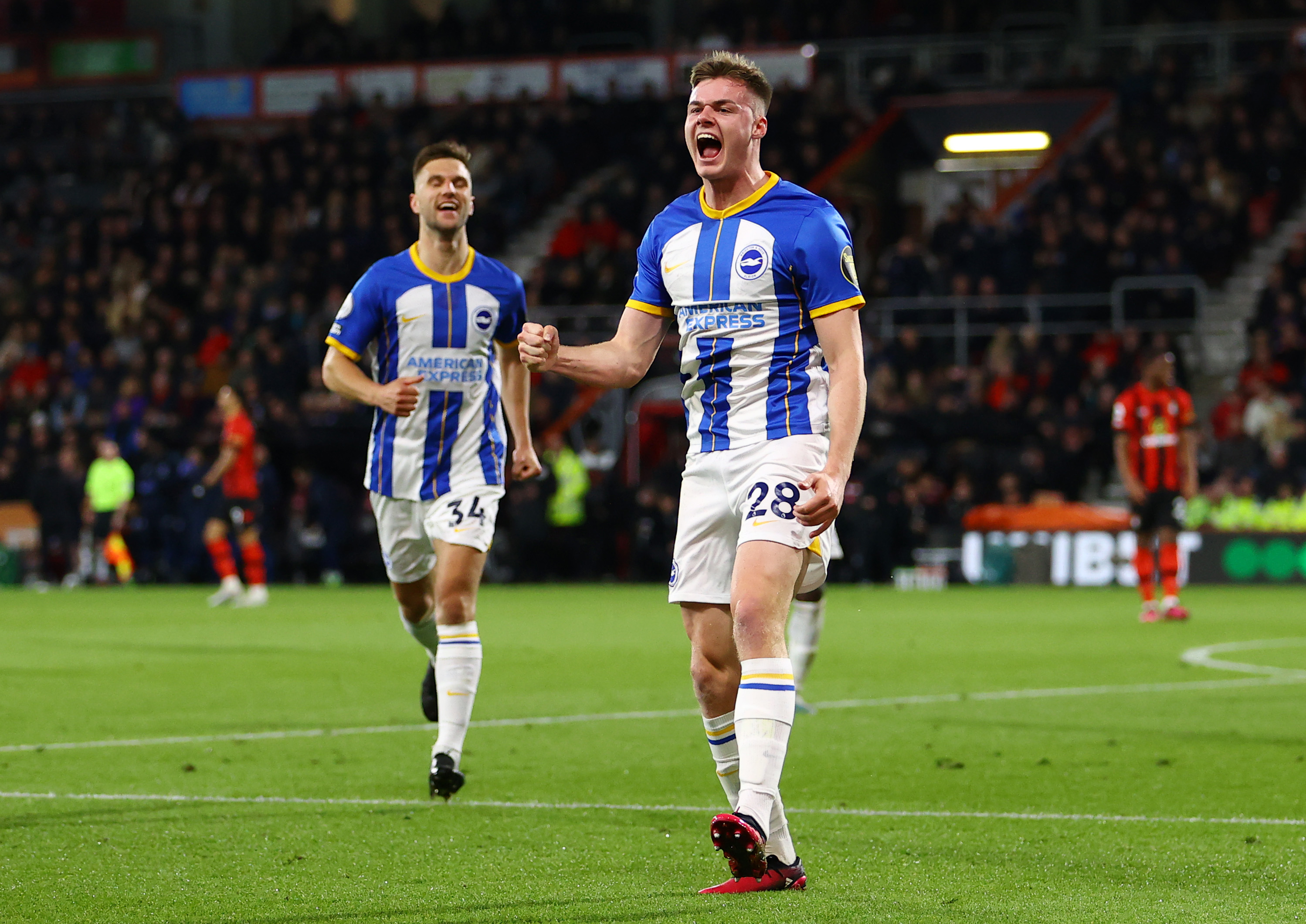 Evan Ferguson a segno con la maglia del Brighton