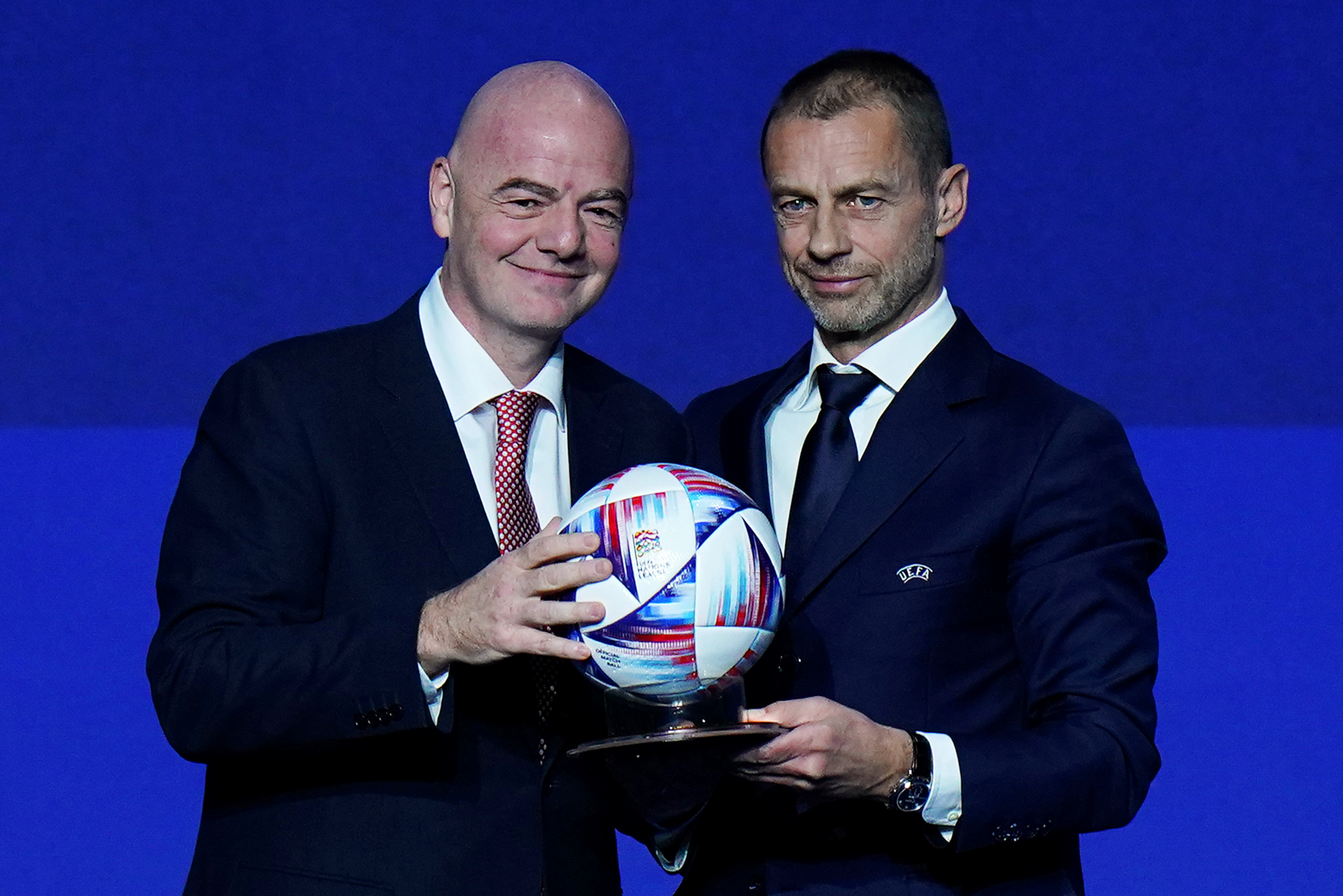 Infantino e Ceferin insieme con il pallone della Nations League