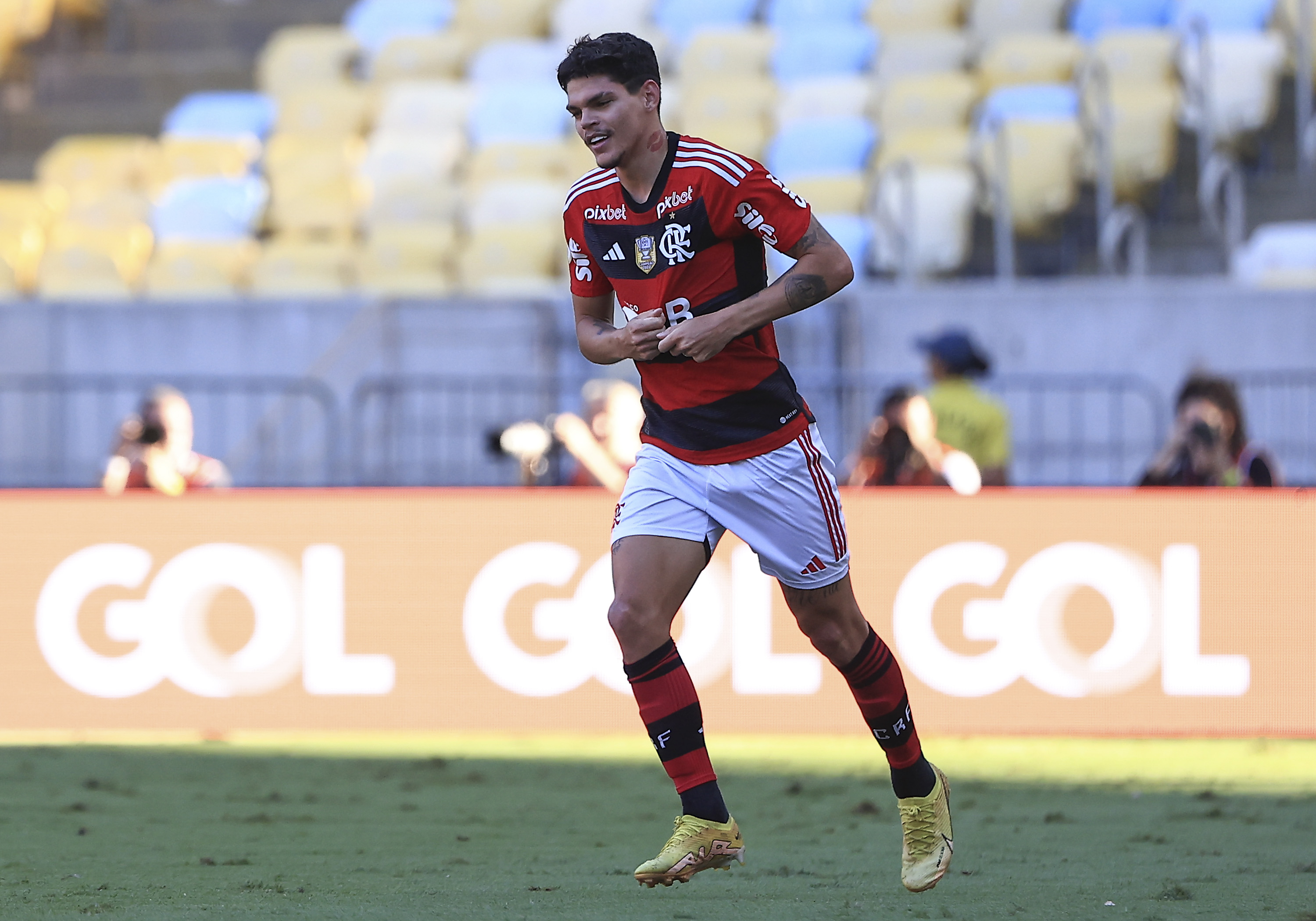 Ayrton Lucas in azione col Flamengo