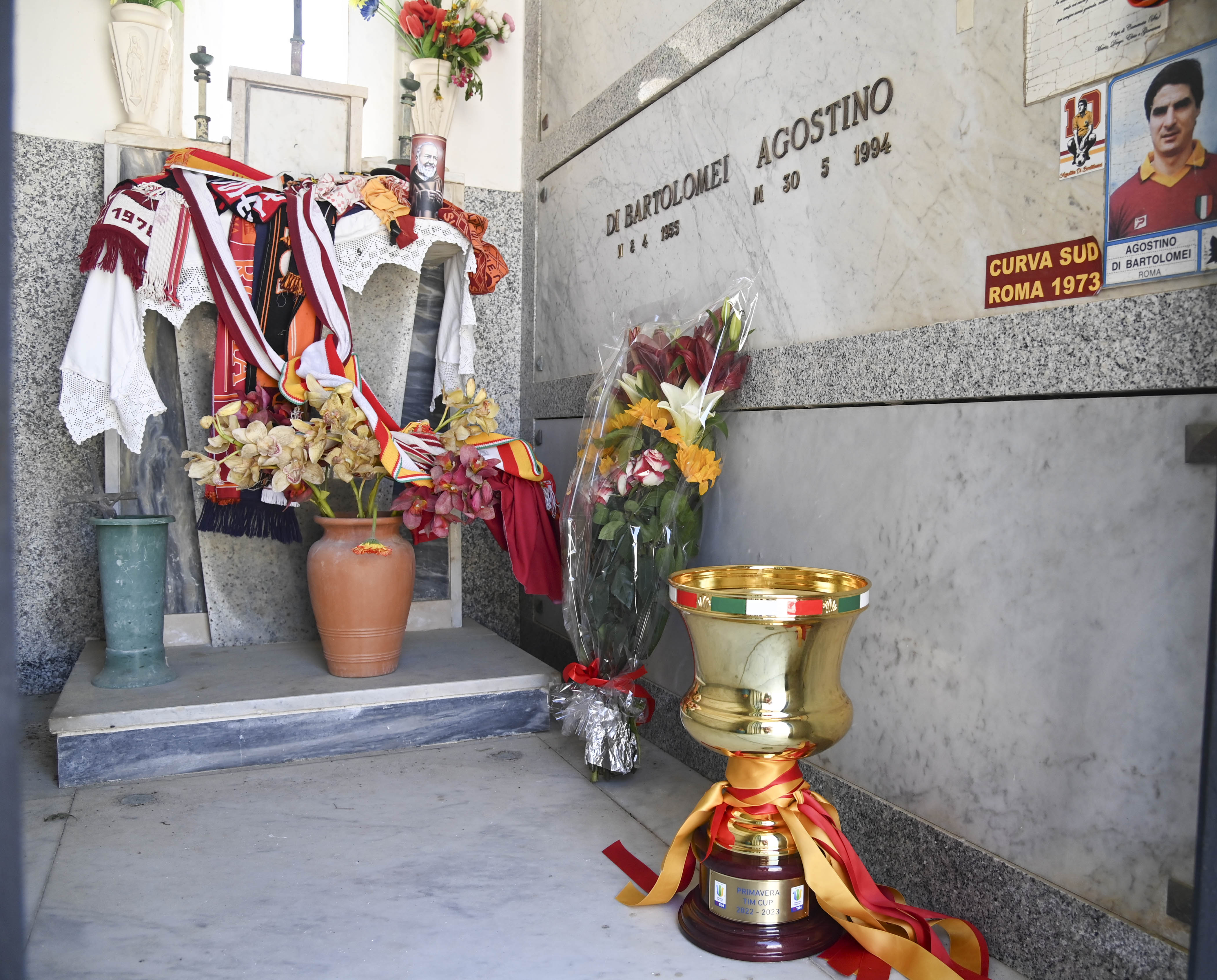 La Coppa Italia Primavera di fronte alla tomba di Agostino Di Bartolomei