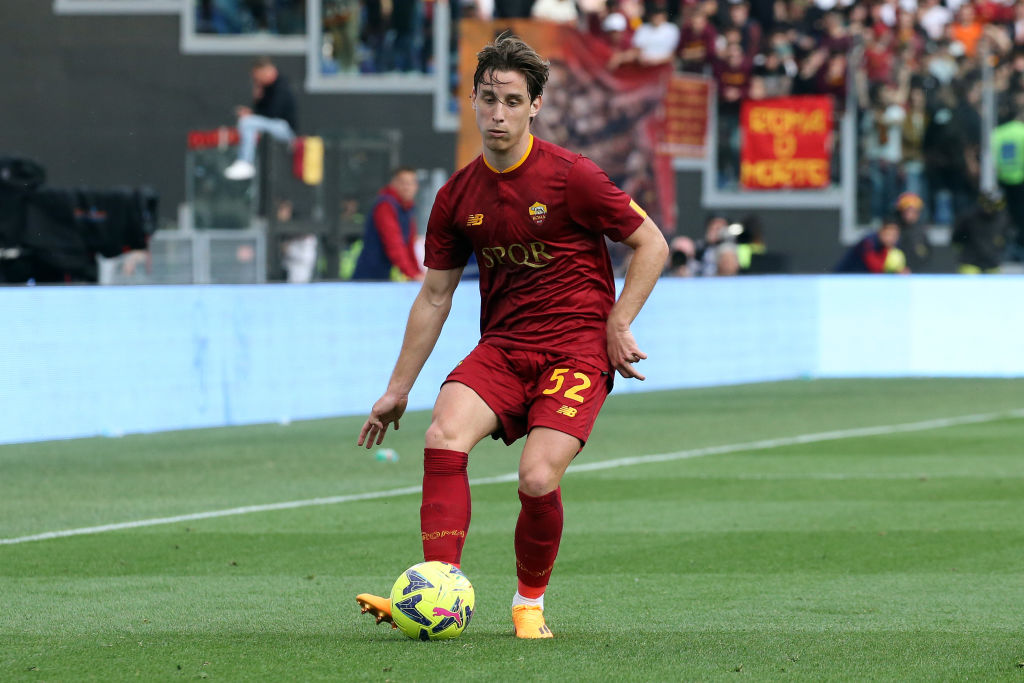 Edoardo Bove con la maglia della Roma