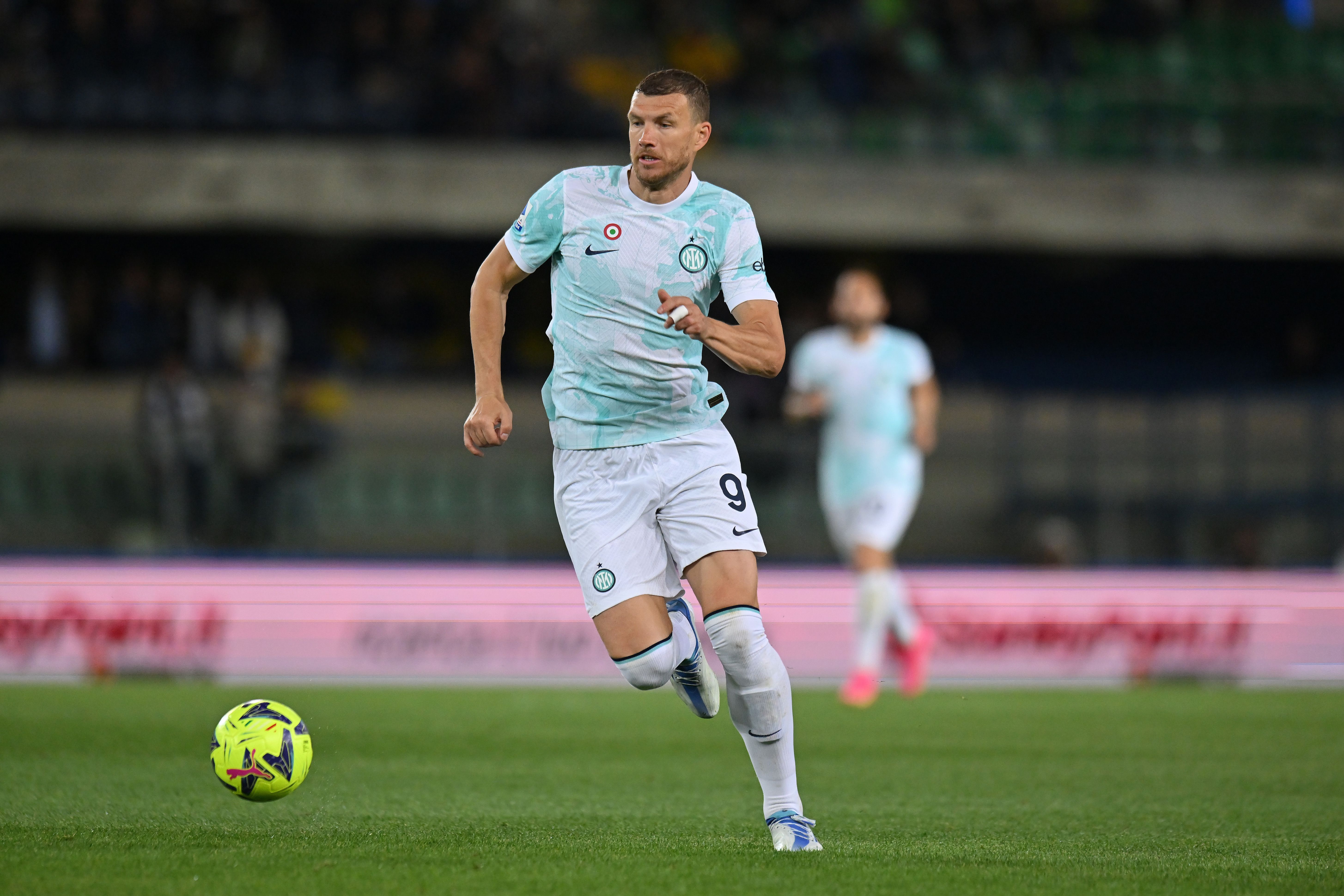 Edin Dzeko con la maglia dell'Inter