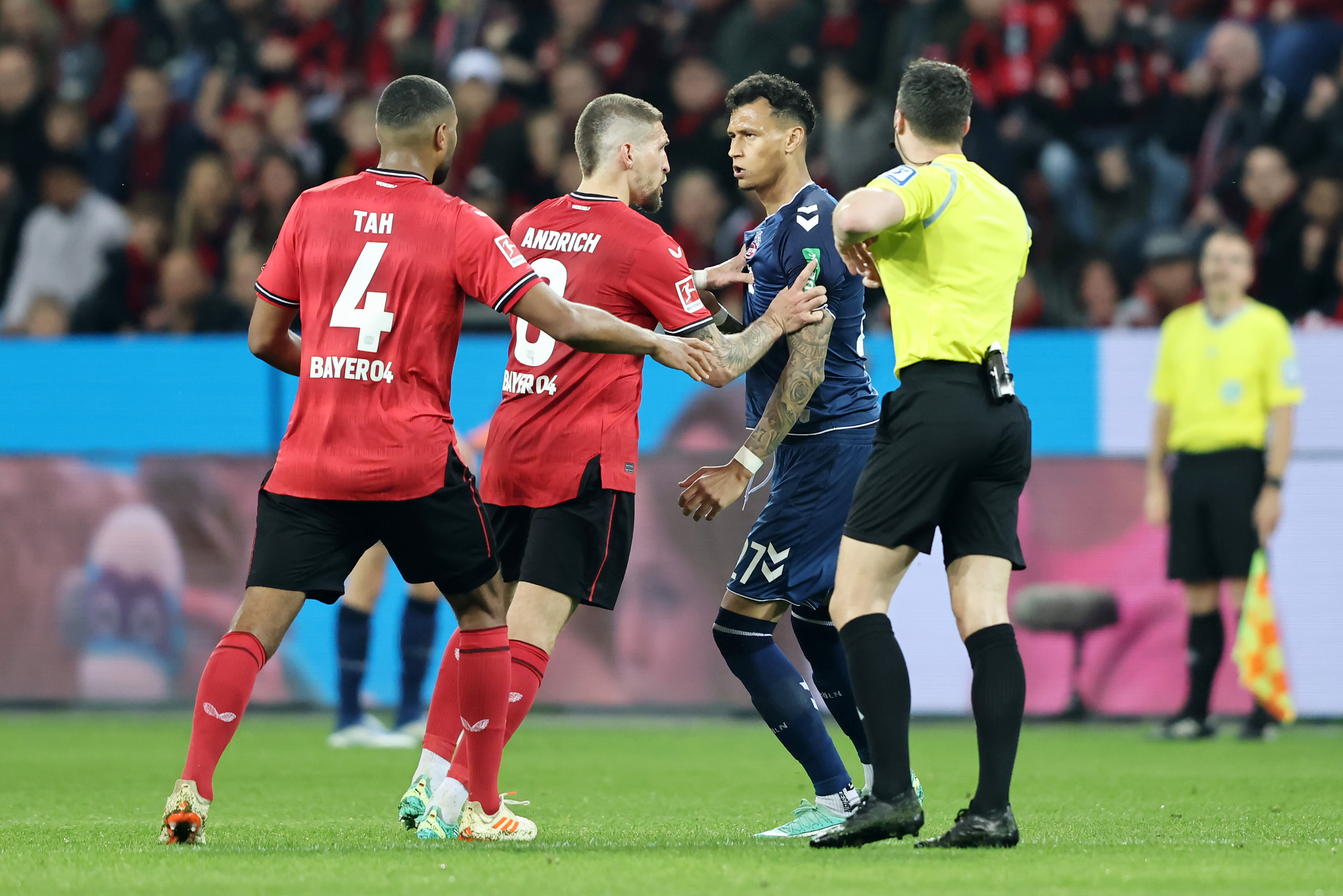 Tah e Andrich durante Bayer Leverkusen-Colonia