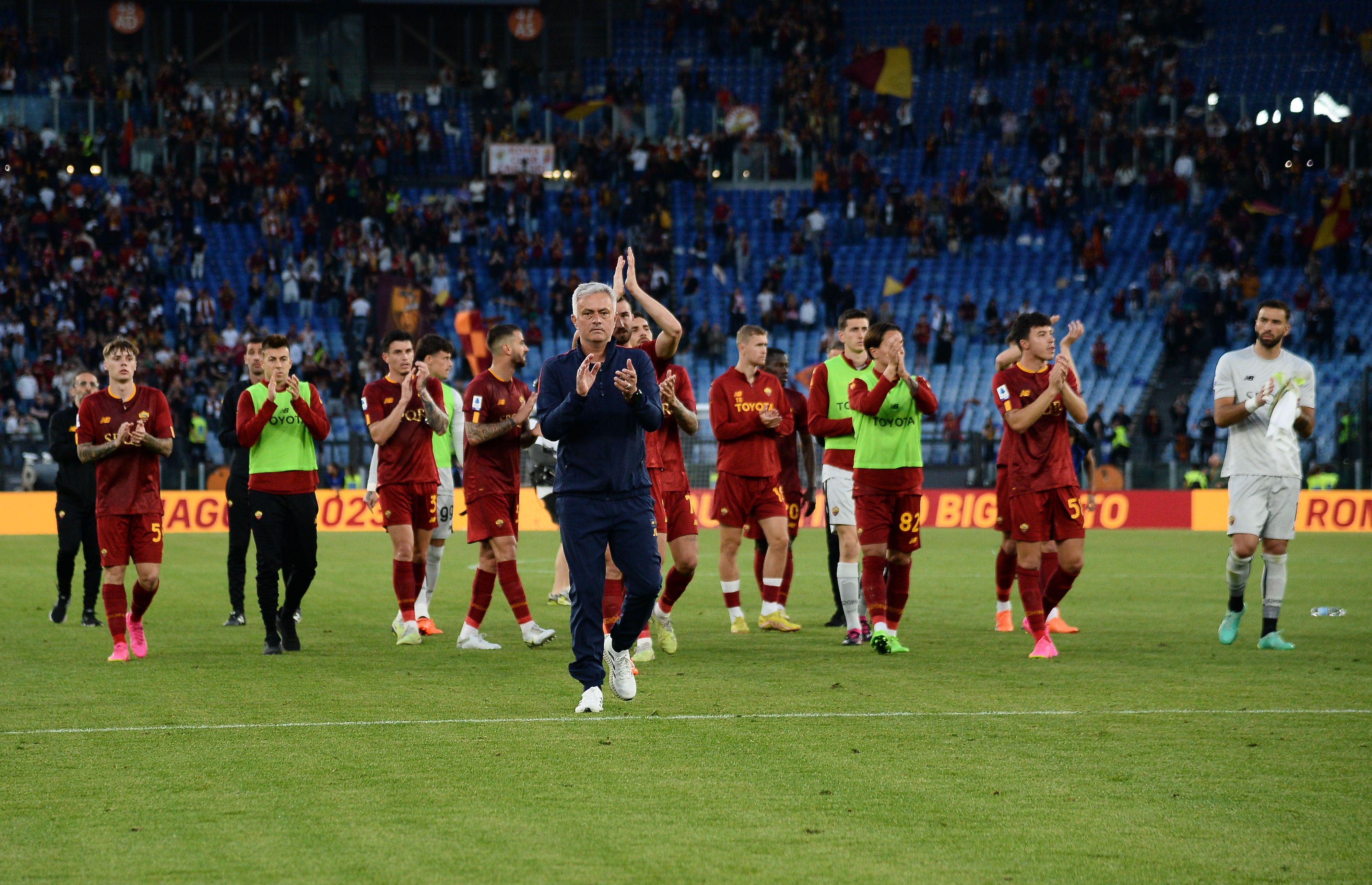 José Mourinho sotto la curva sud