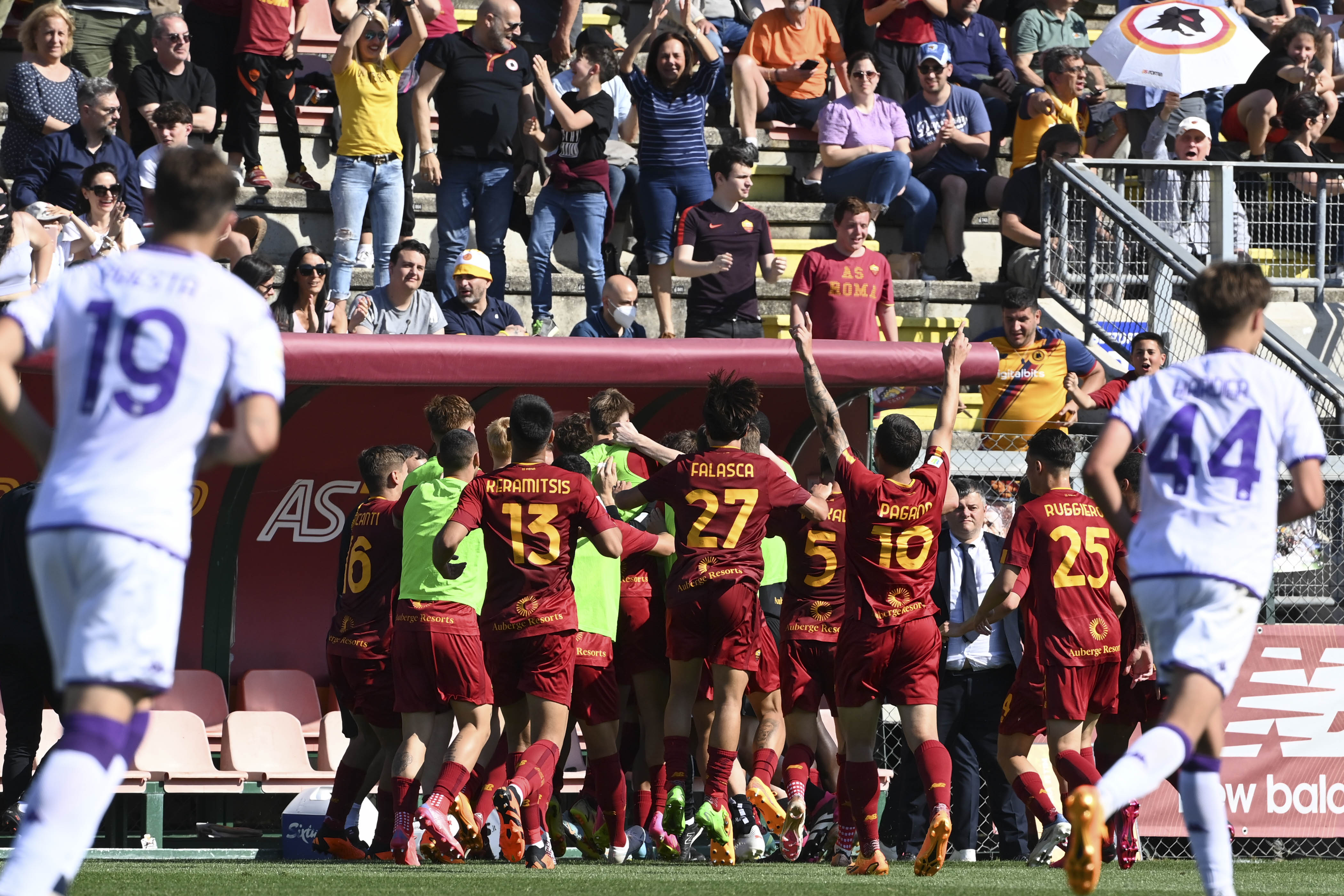 L'esultanza dei giocatori della Roma Primavera durante la sfida contro la Fiorentina