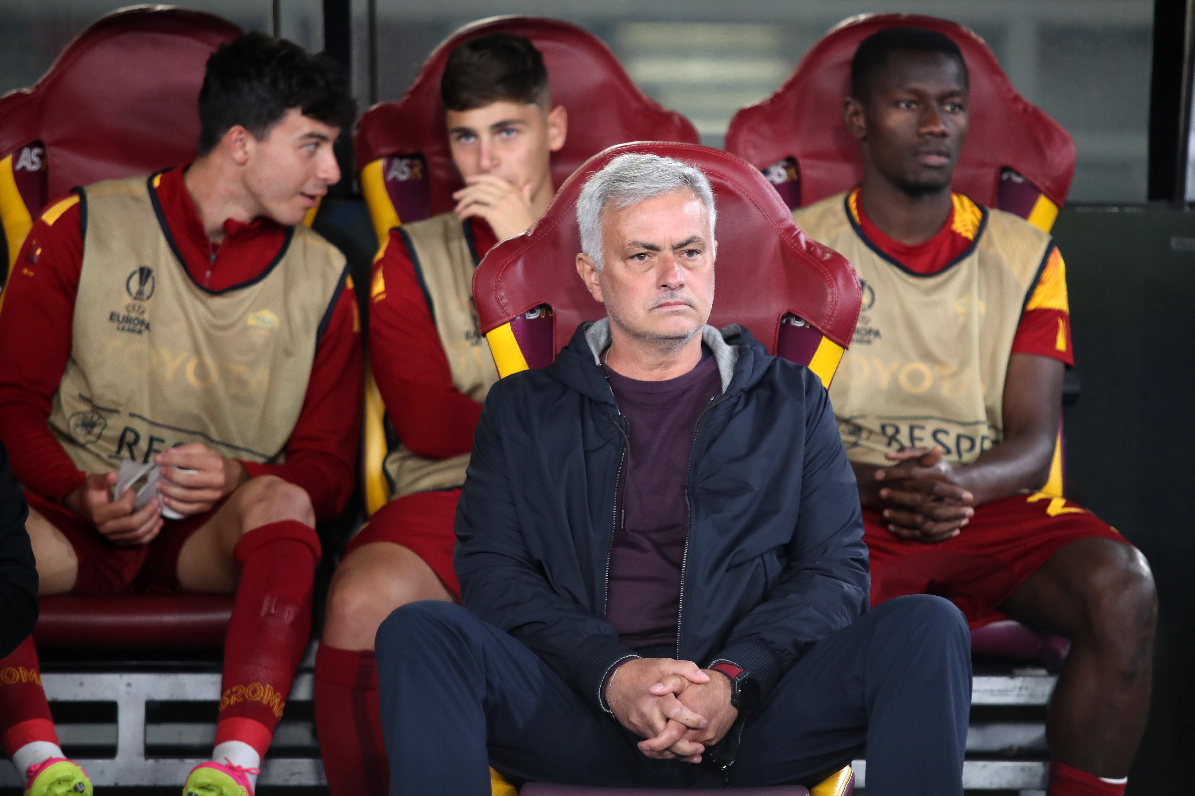 Mourinho in panchina durante la partita contro il Bayer Leverkusen