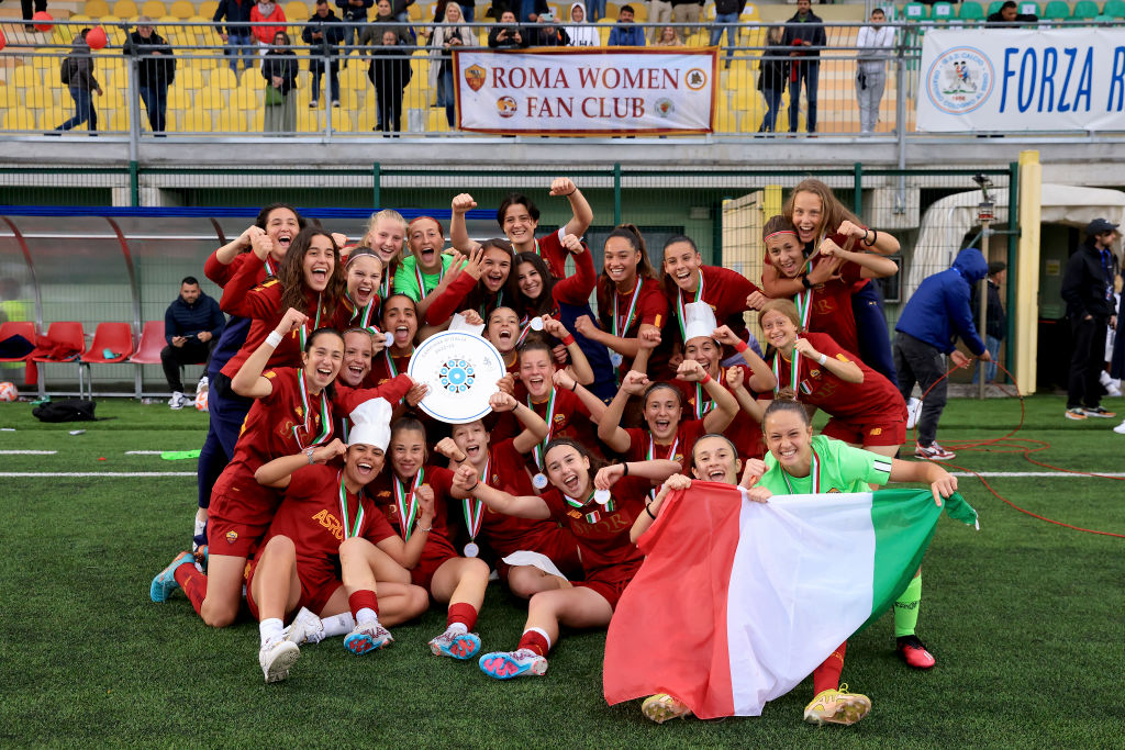 La Roma Femminile Primavera durante i festeggiamenti