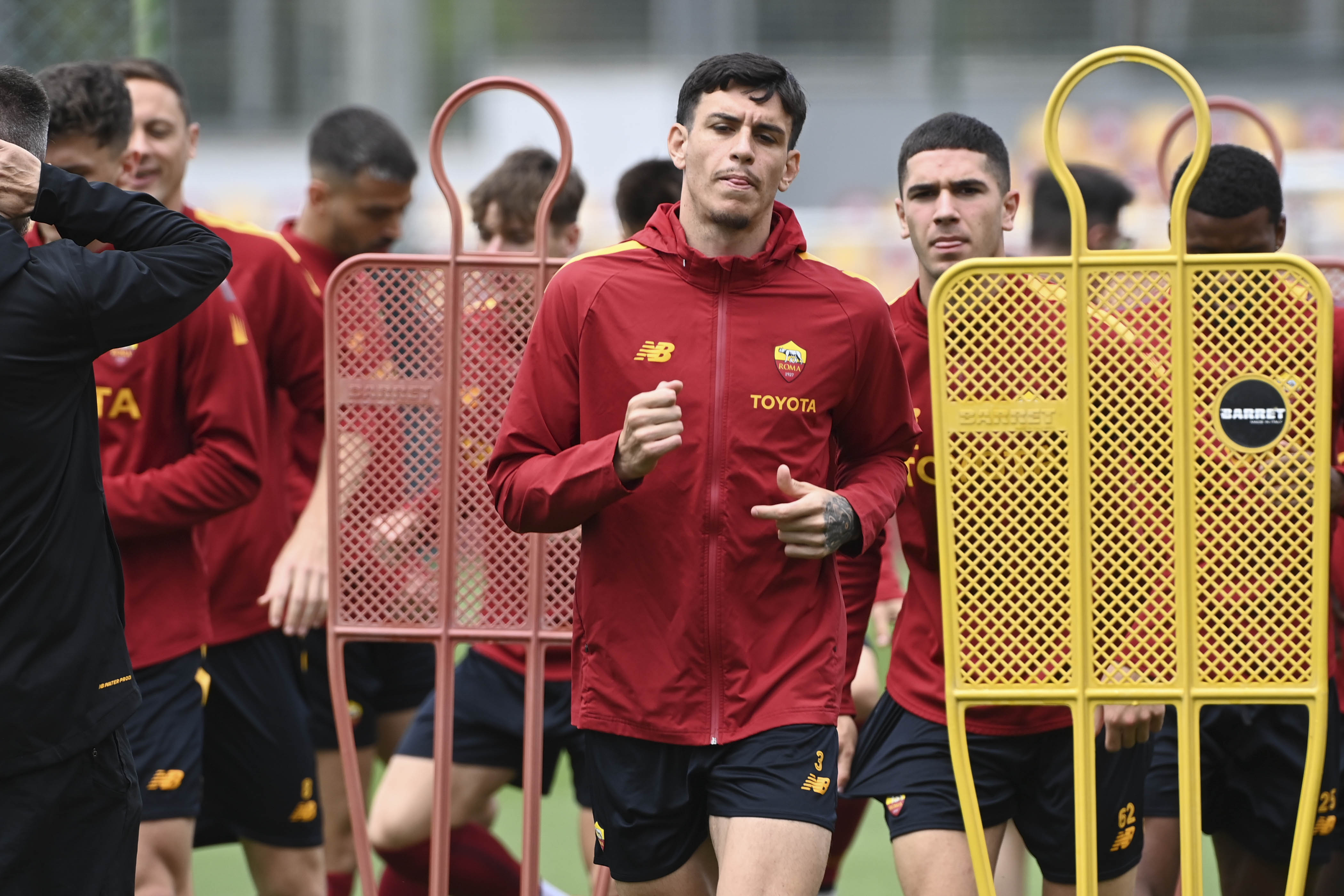 Roger Ibañez durante un allenamento della Roma