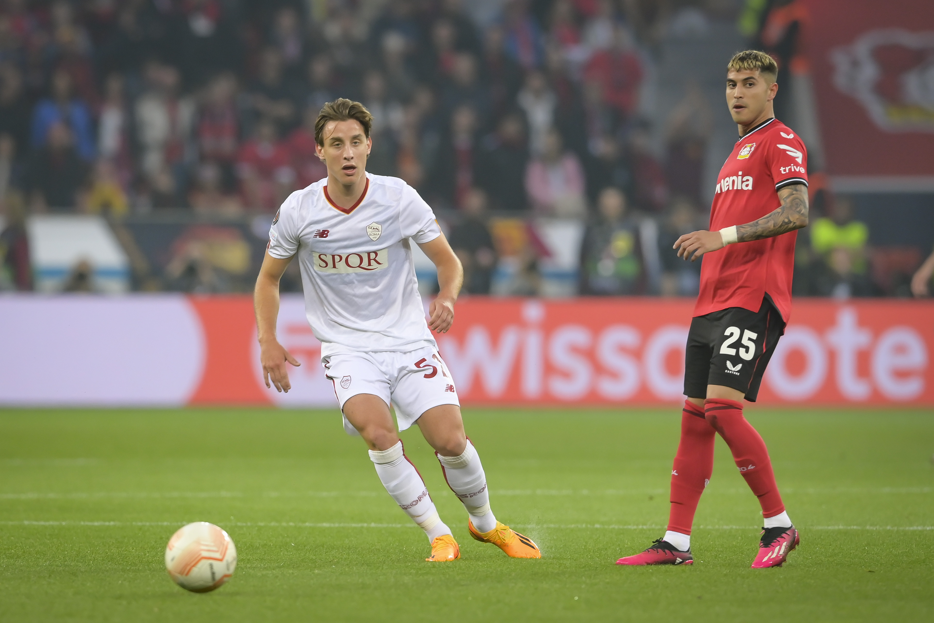 Edoardo Bove in azione contro il Bayer Leverkusen