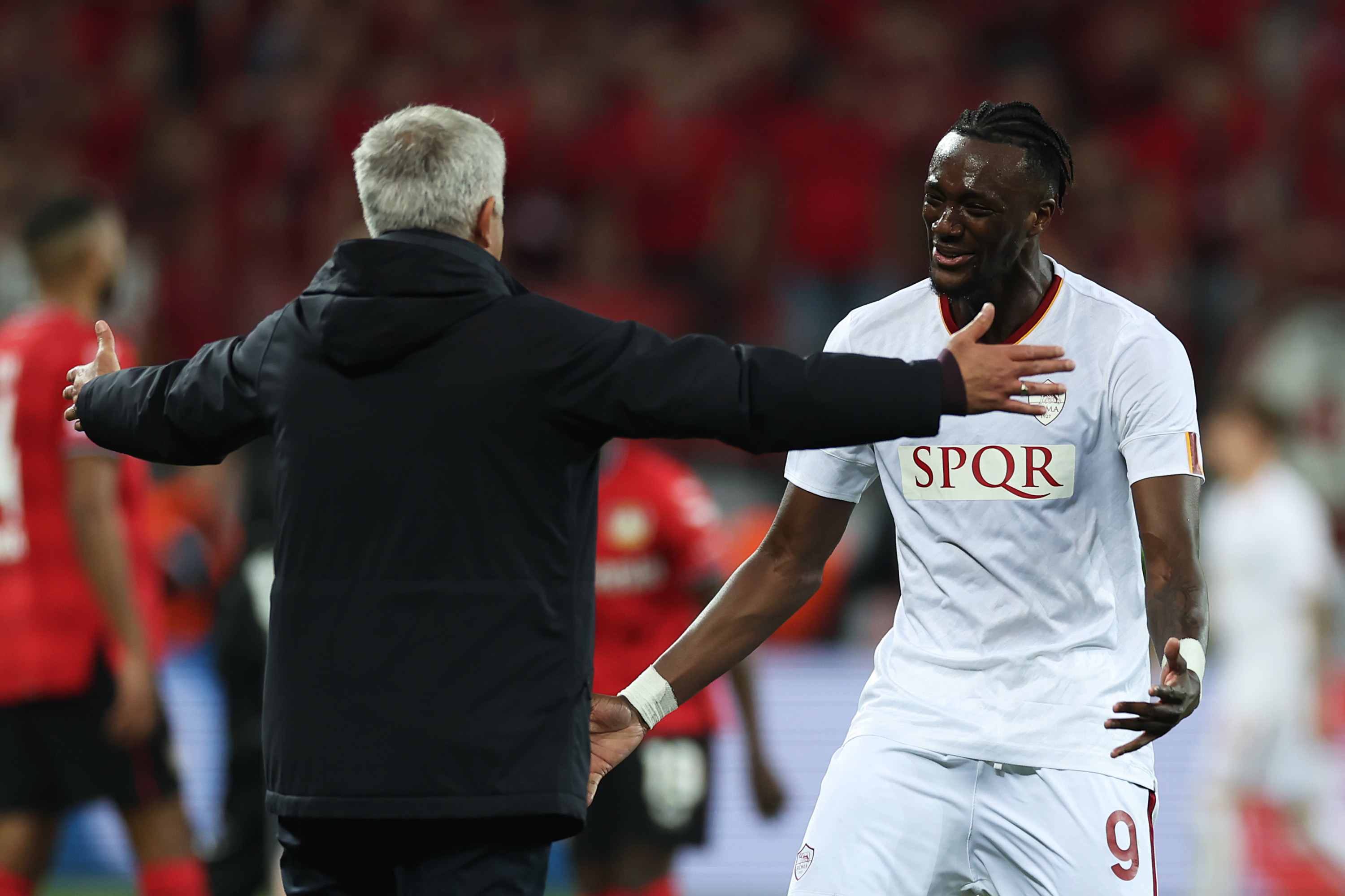 Mourinho esulta con Abraham dopo la semifinale a Leverkusen