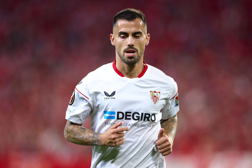 Suso in campo con la maglia del Siviglia