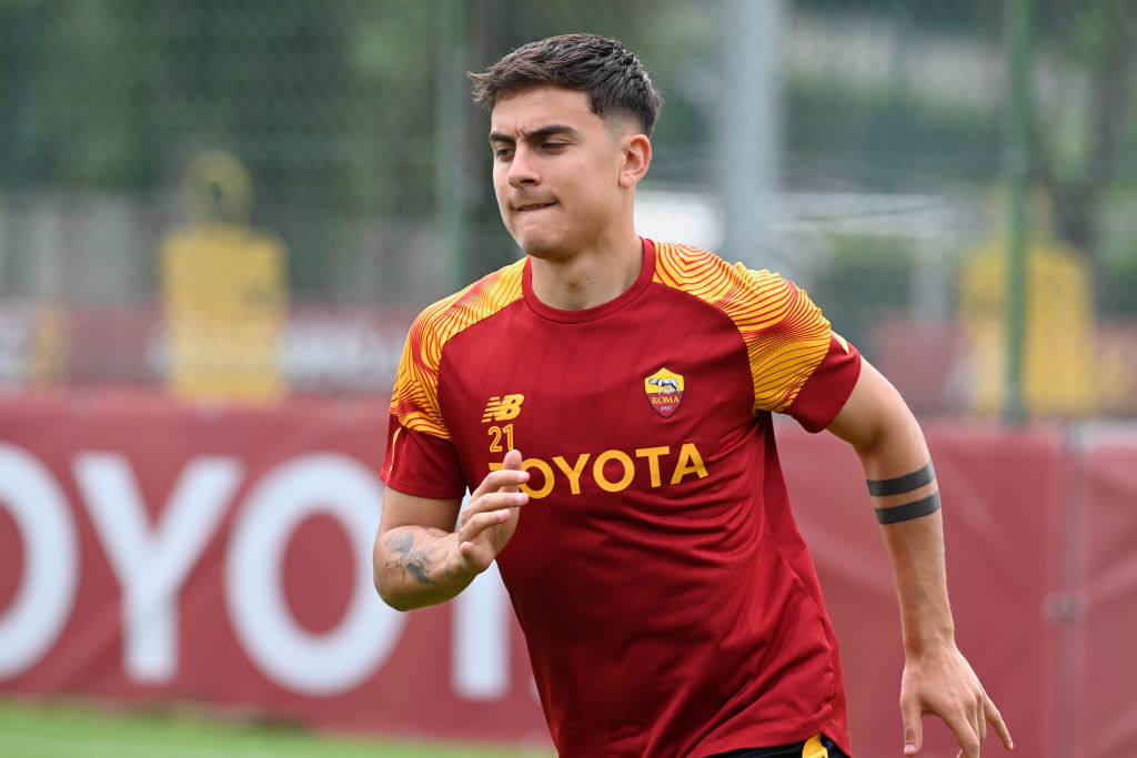 Dybala durante un allenamento della Roma