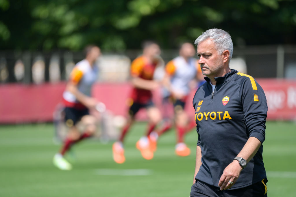 Mourinho durante una seduta di allenamento a Trigoria