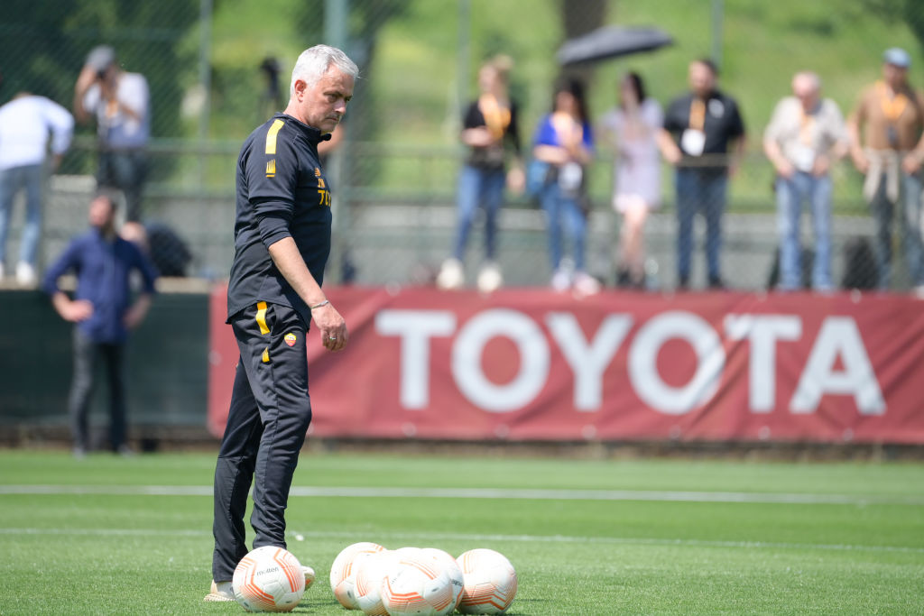 José Mourinho durante un allenamento a Trigoria