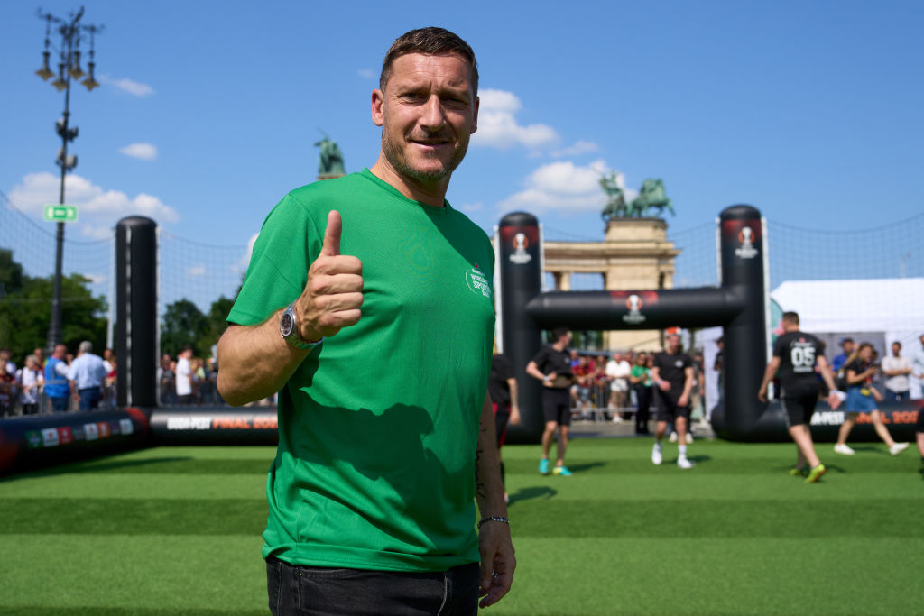 Totti in azione prima della finale di Europa League