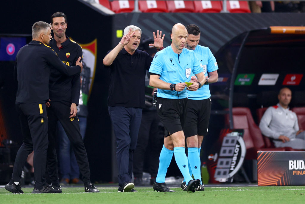 José Mourinho e Anthony Taylor durante Siviglia-Roma