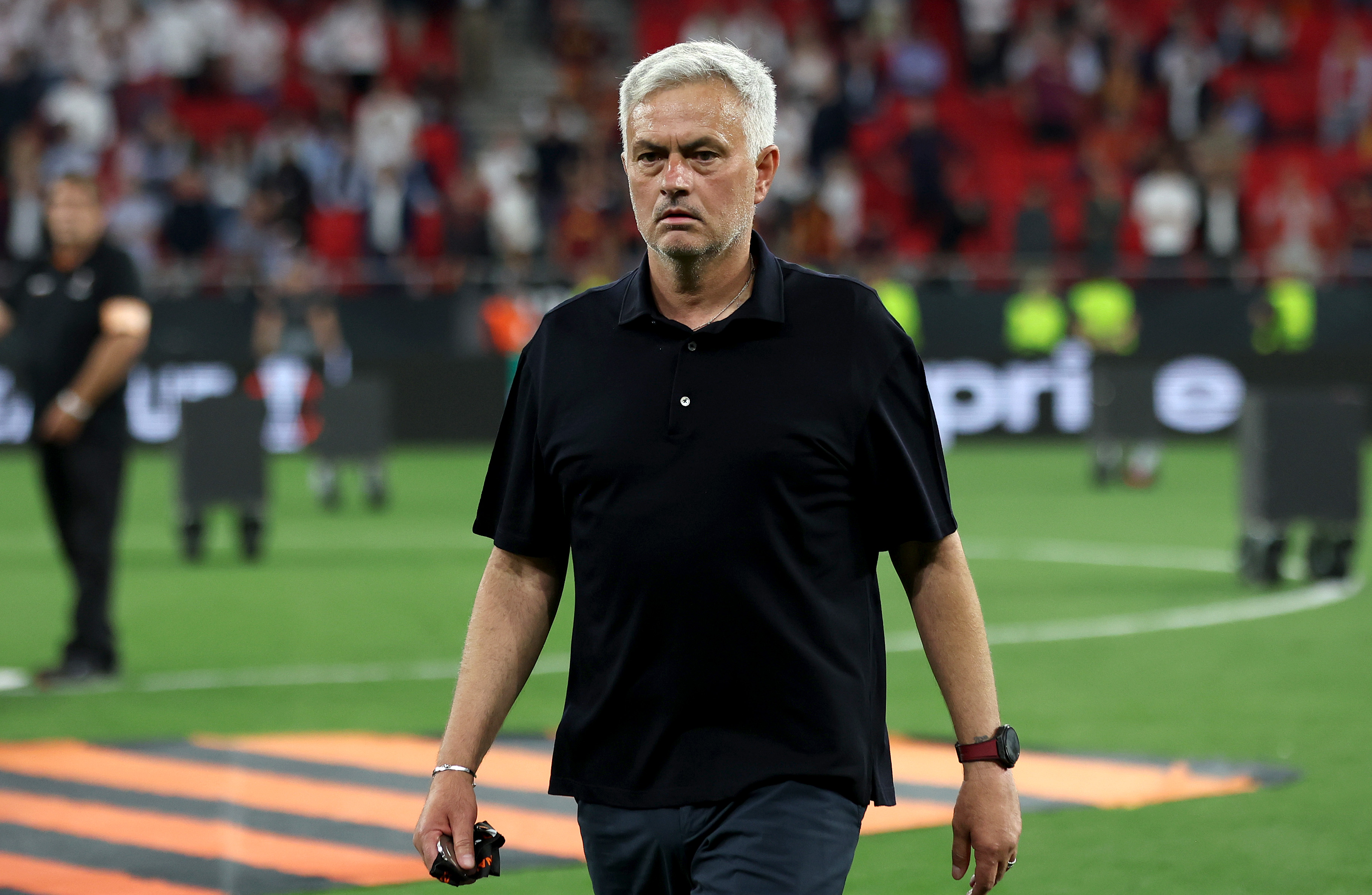 José Mourinho esce dal campo della Puskas Arena