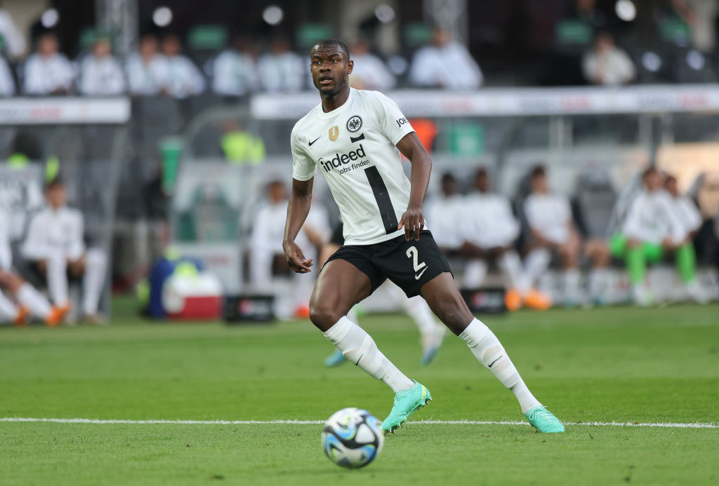 Evan N'Dicka in campo con l'Eintracht Francoforte