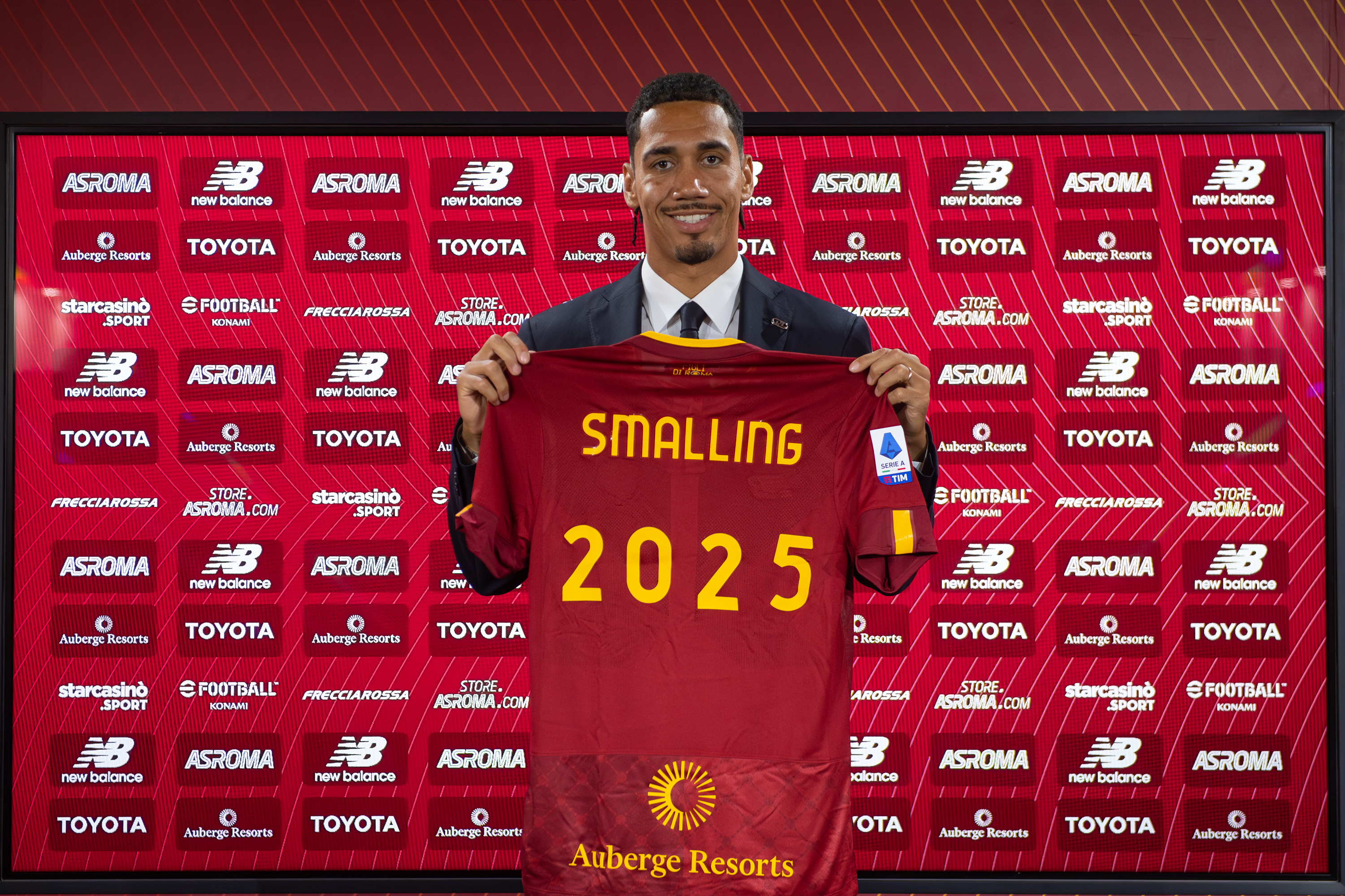 Chris Smalling posa con la maglia dell'annuncio del suo rinnovo