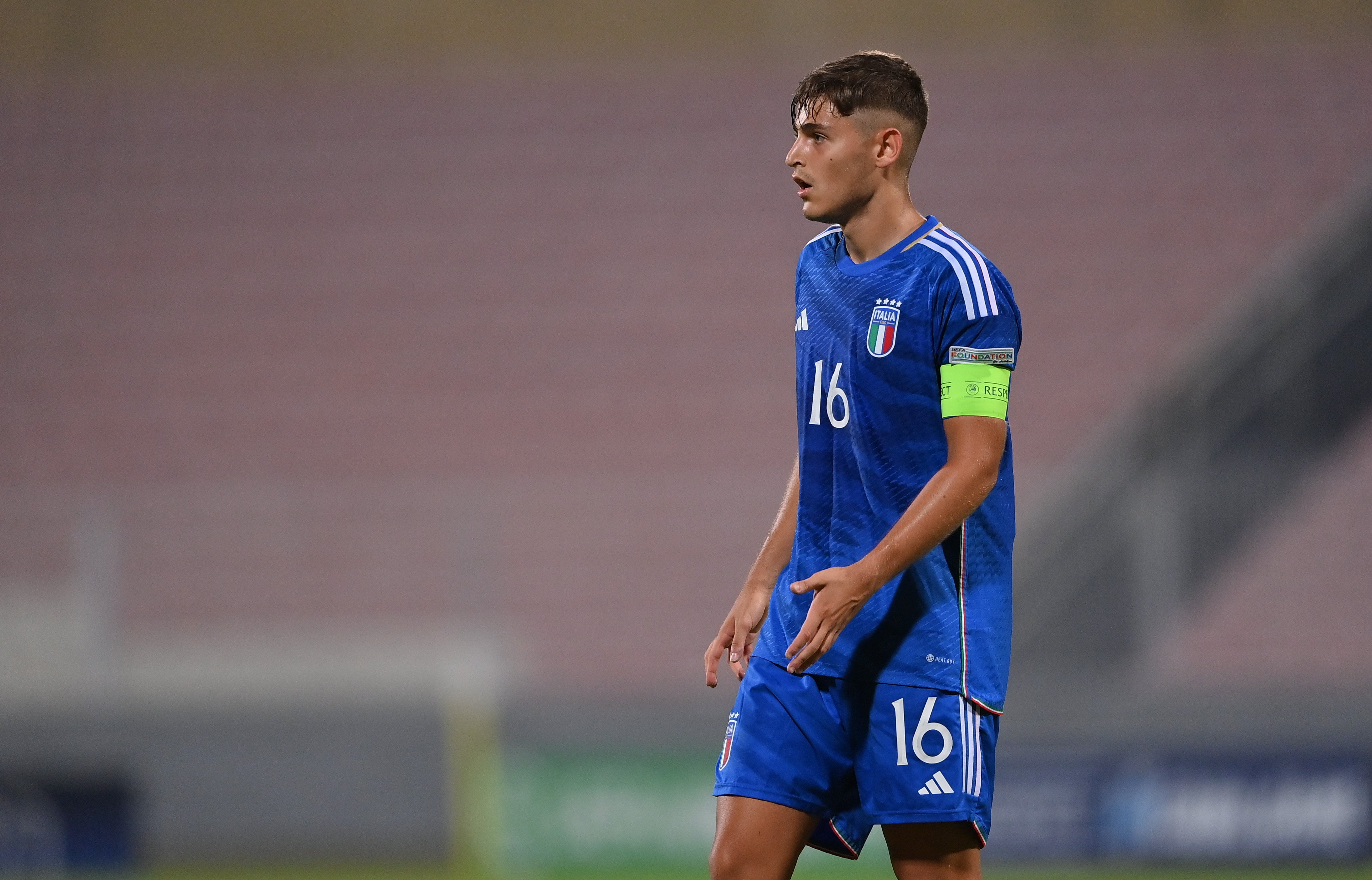 Faticanti in campo con la maglia dell'Italia Under 19