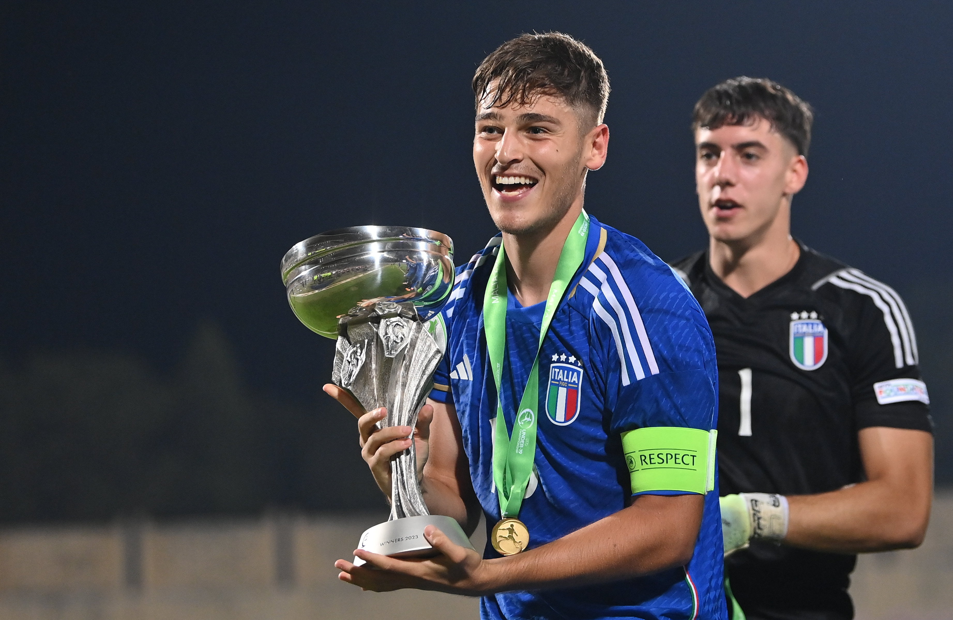 Faticanti e Mastrantonio con la coppa dell'Europeo Under 19