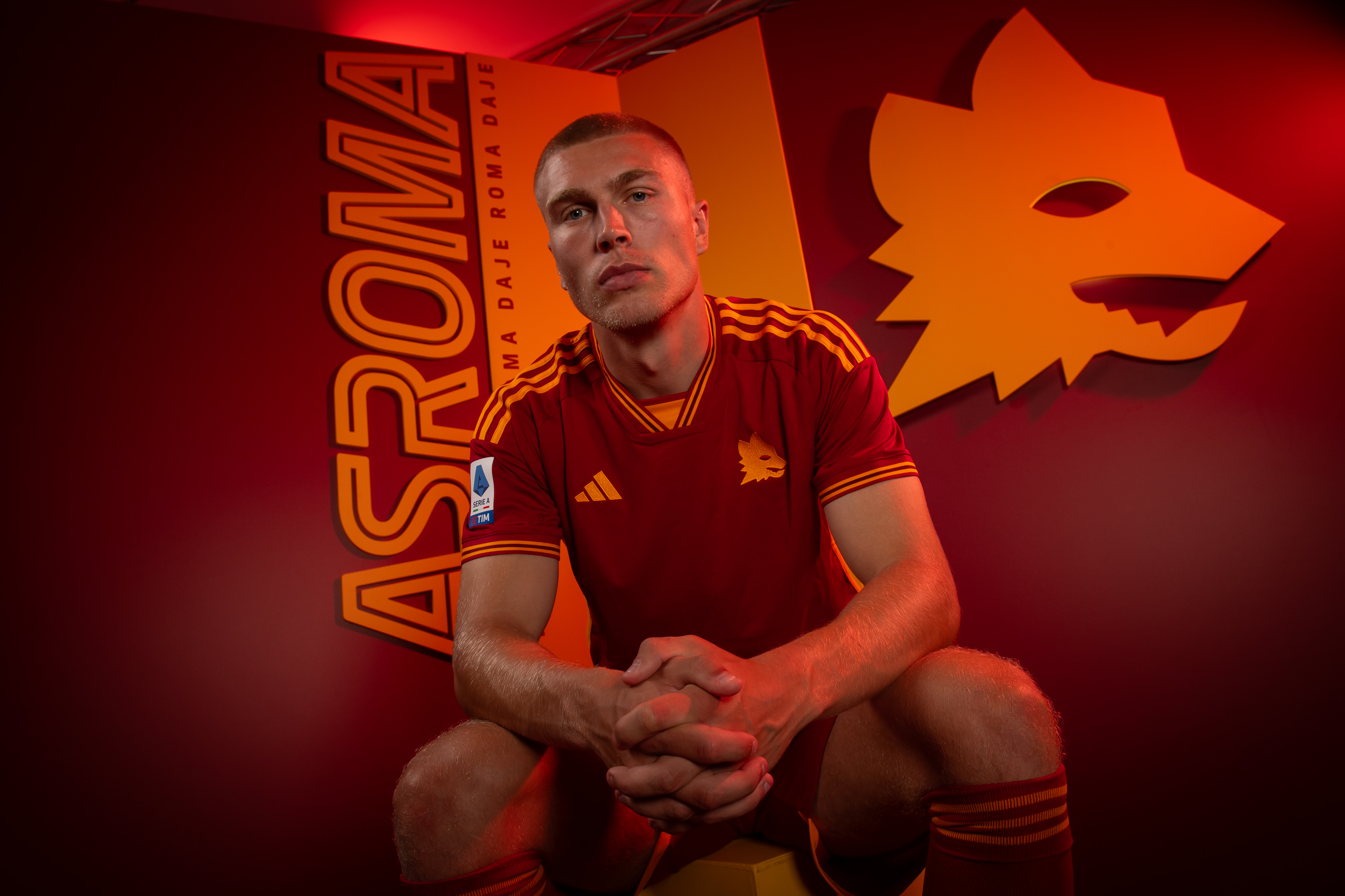 Rasmus Kristensen posa con la maglia della Roma