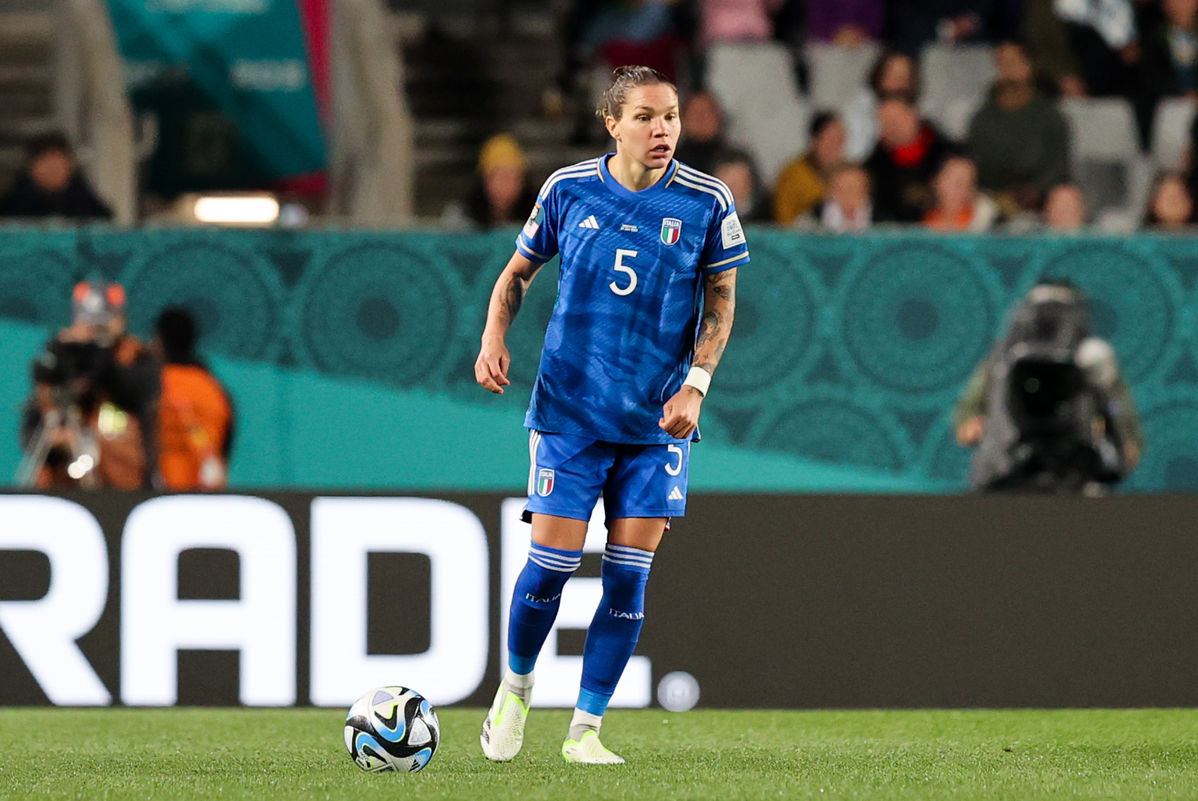 Elena Linari in azione con la maglia dell'Italia