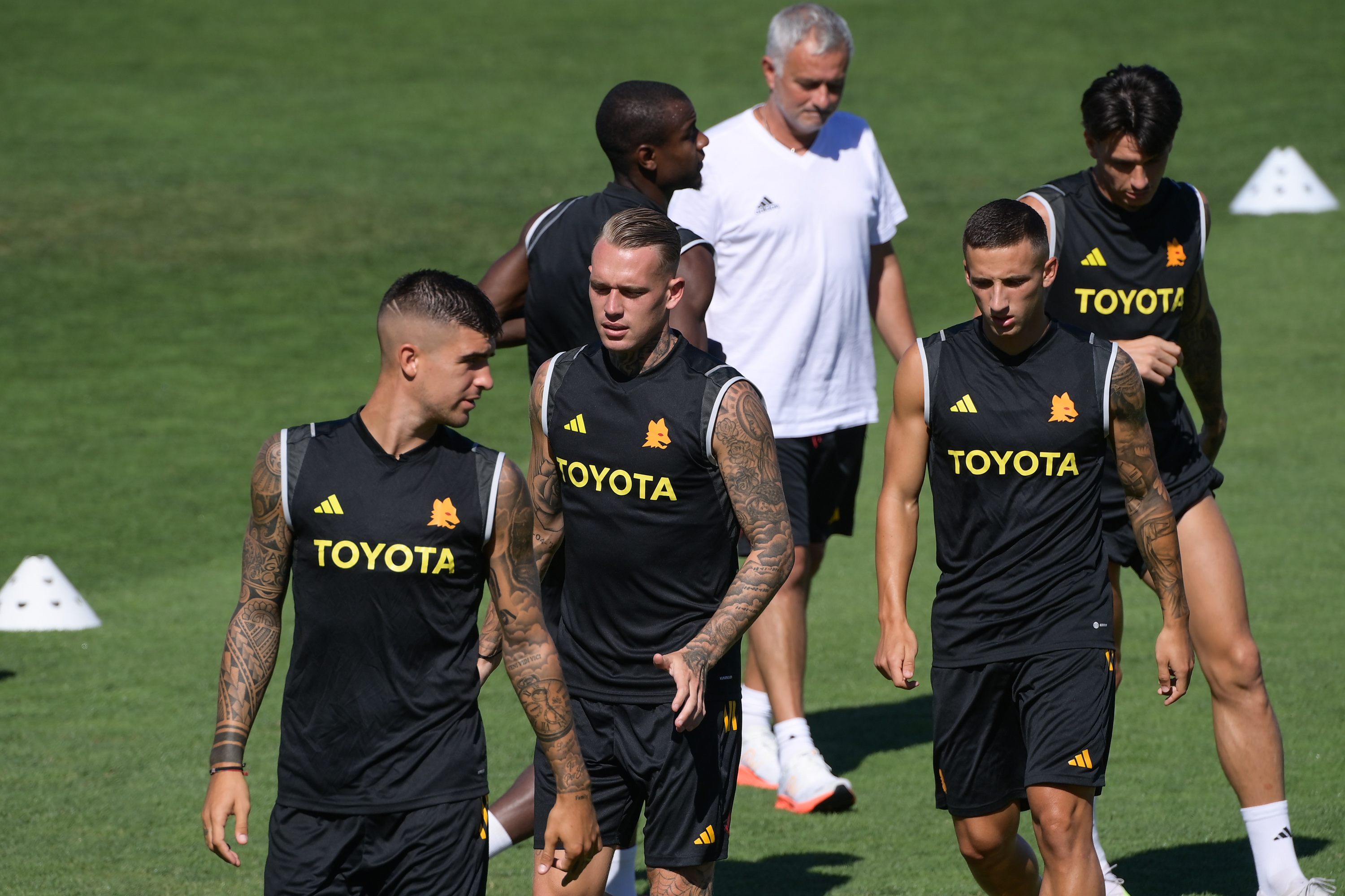 Mourinho e i suoi giocatori durante una seduta di allenamento