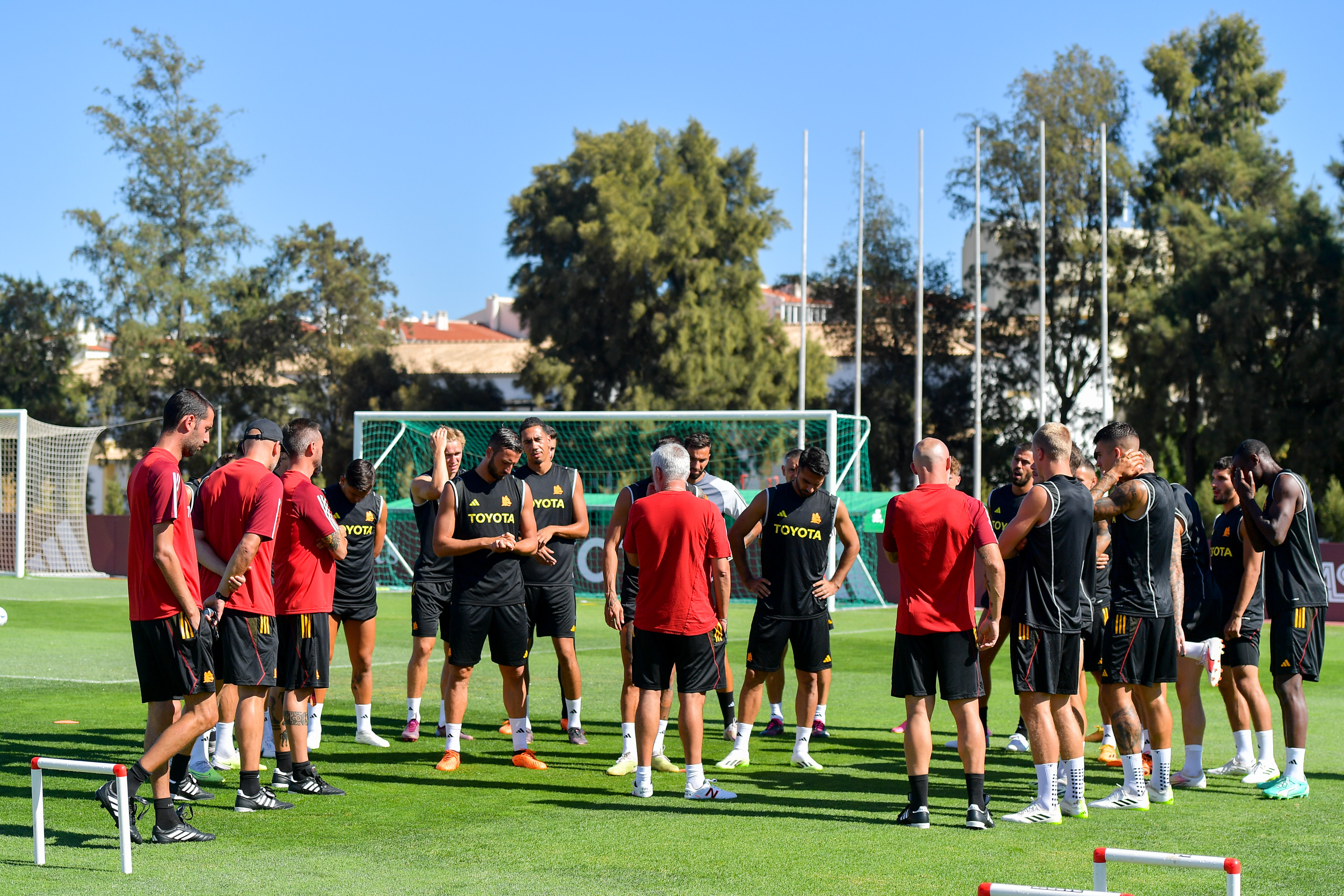 Mourinho parla alla squadra nel ritiro di Albufeira