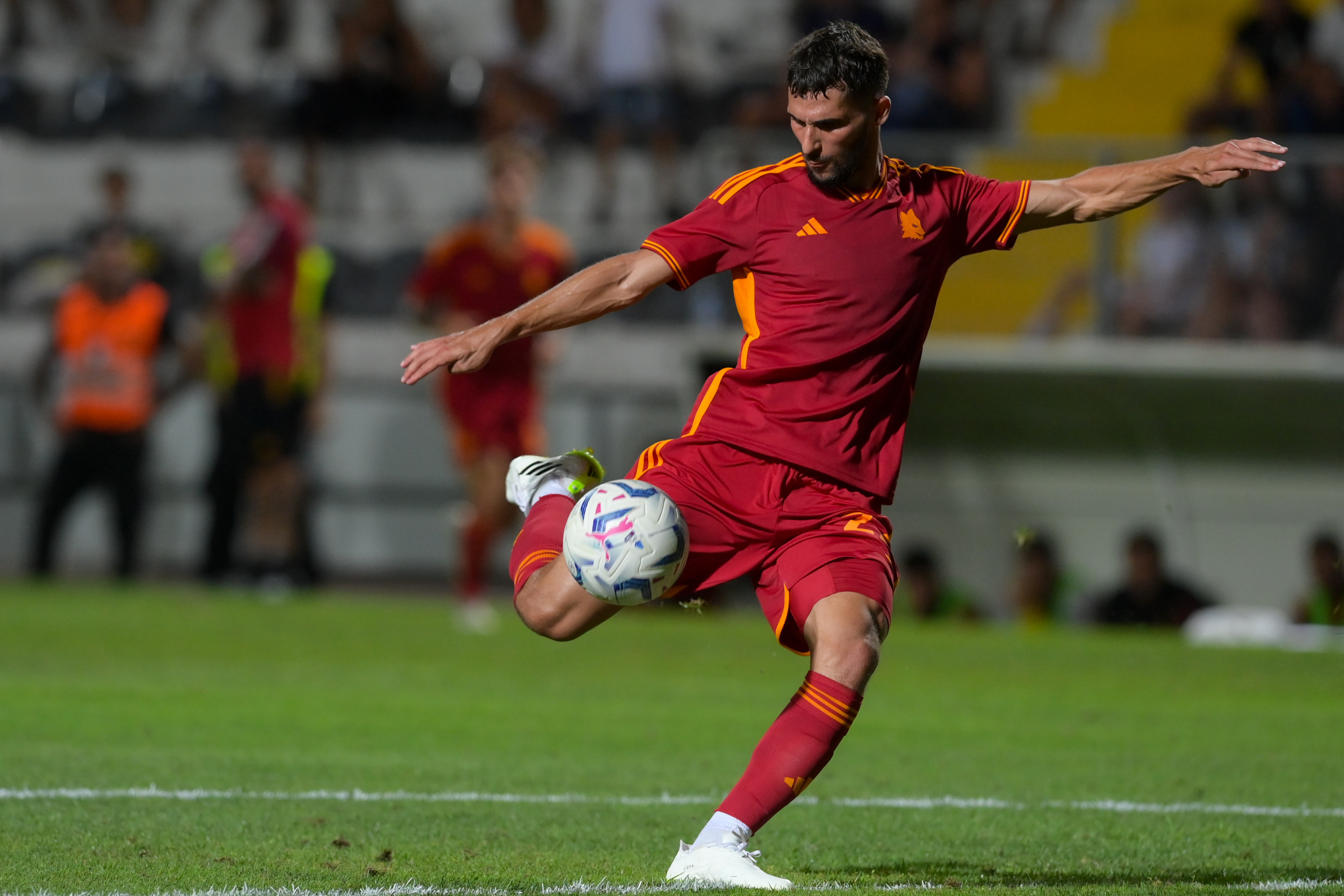 Houssem Aouar in azione contro il Farense