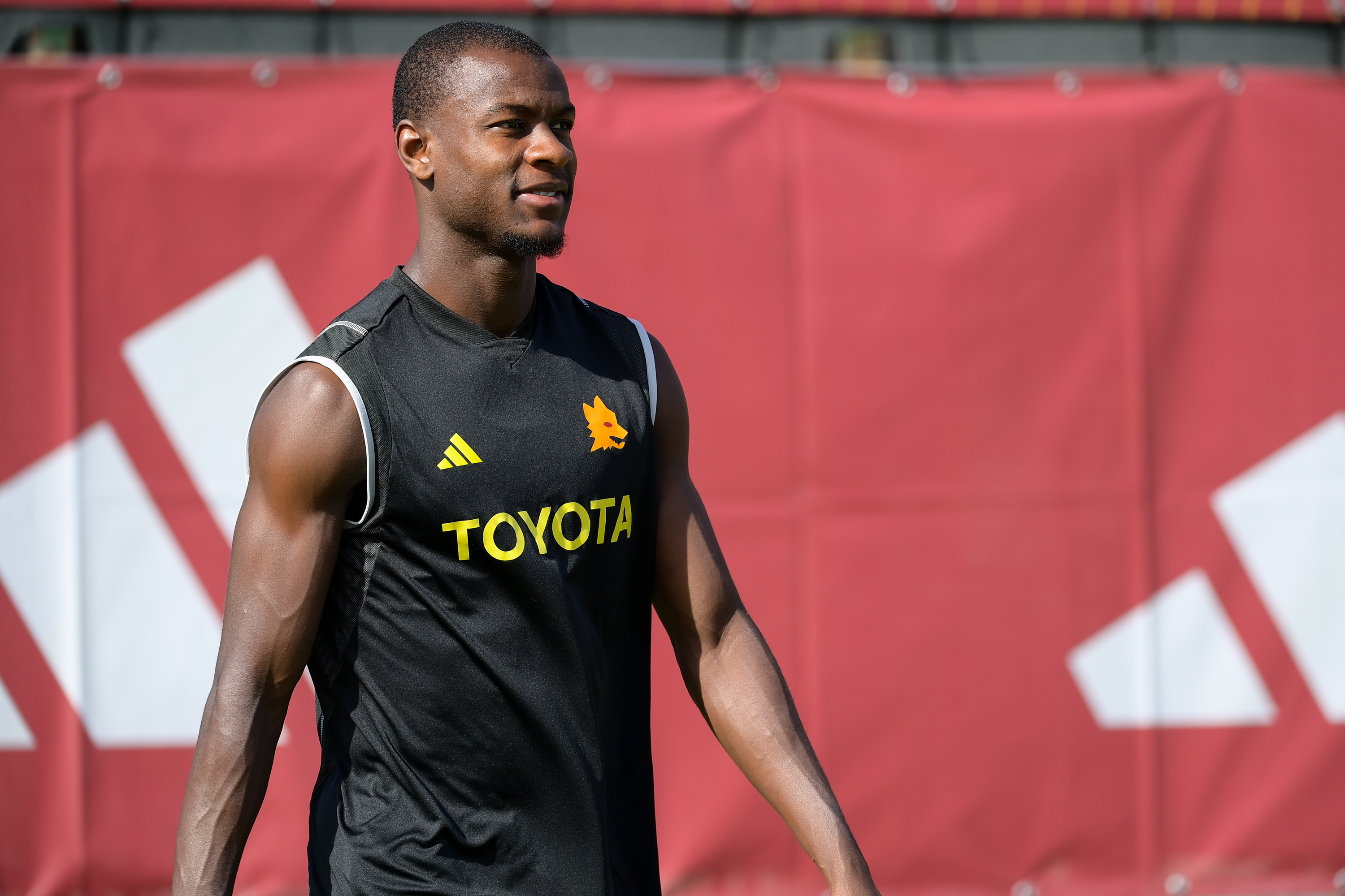 Evan Ndicka in allenamento a Trigoria