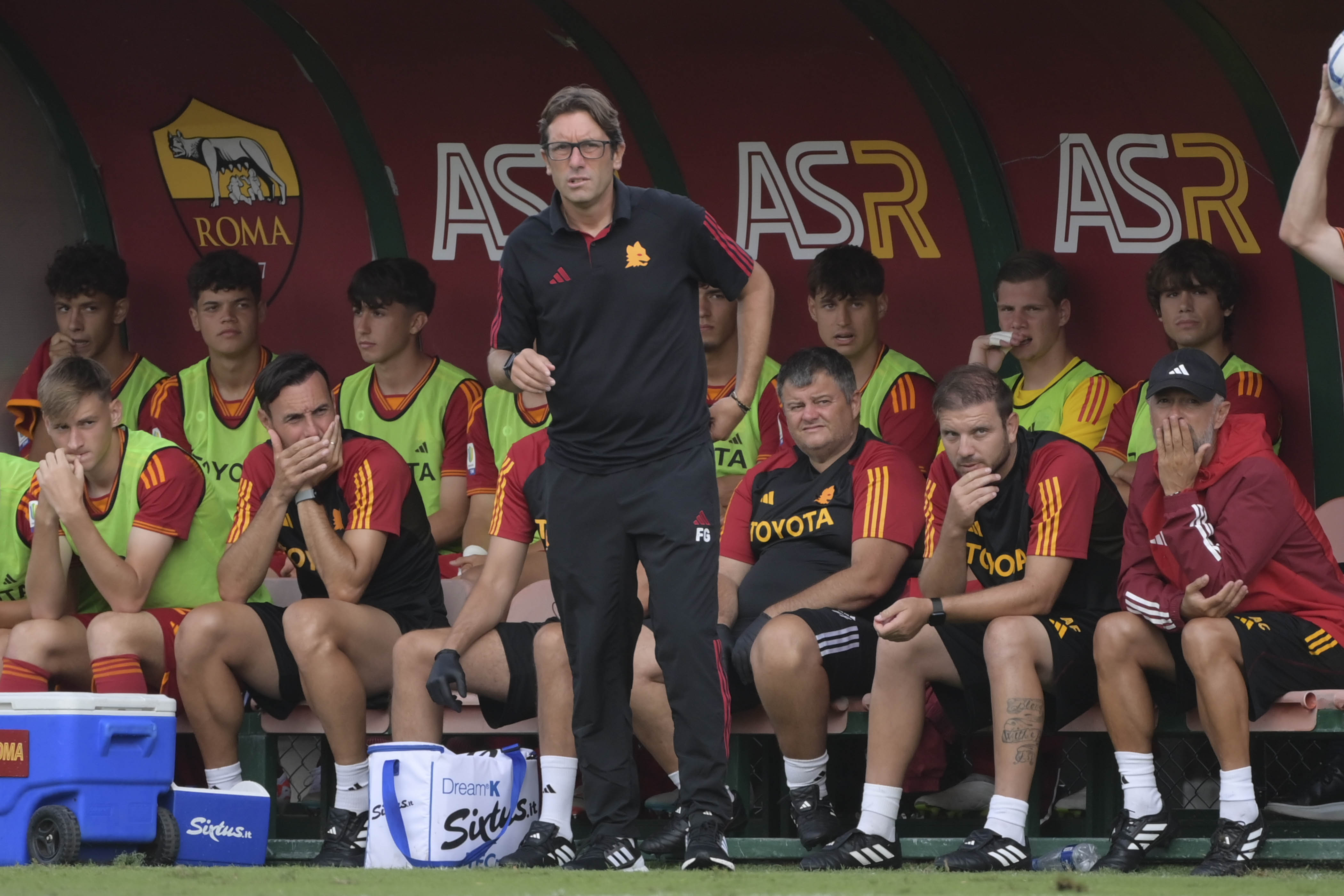 Guidi in panchina durante una partita della Roma Primavera 