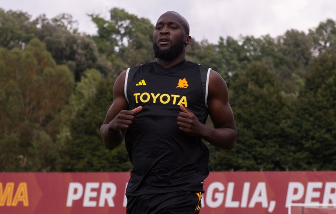 Lukaku in campo a Trigoria per il primo allenamento