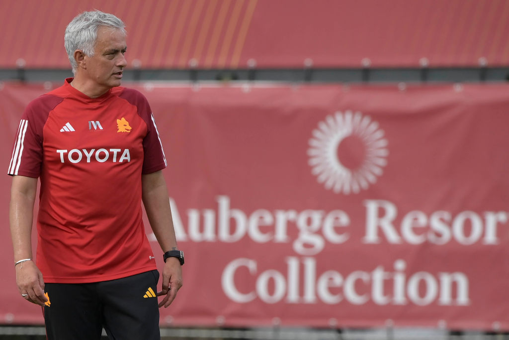 José Mourinho durante una seduta di allenamento a Trigoria