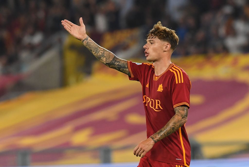 Nicola Zalewski in campo con la Roma