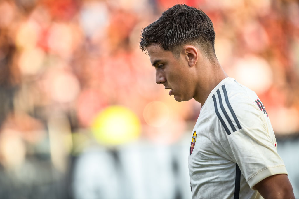 Dybala nel riscaldamento di Cagliari-Roma