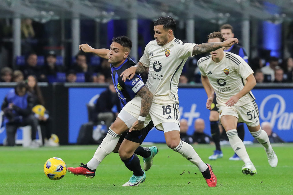 Il duello tra Lautaro e Paredes durante Inter-Roma
