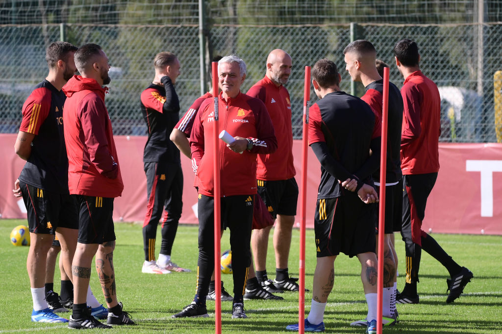 José Mourinho durante una seduta di allenamento a Trigoria