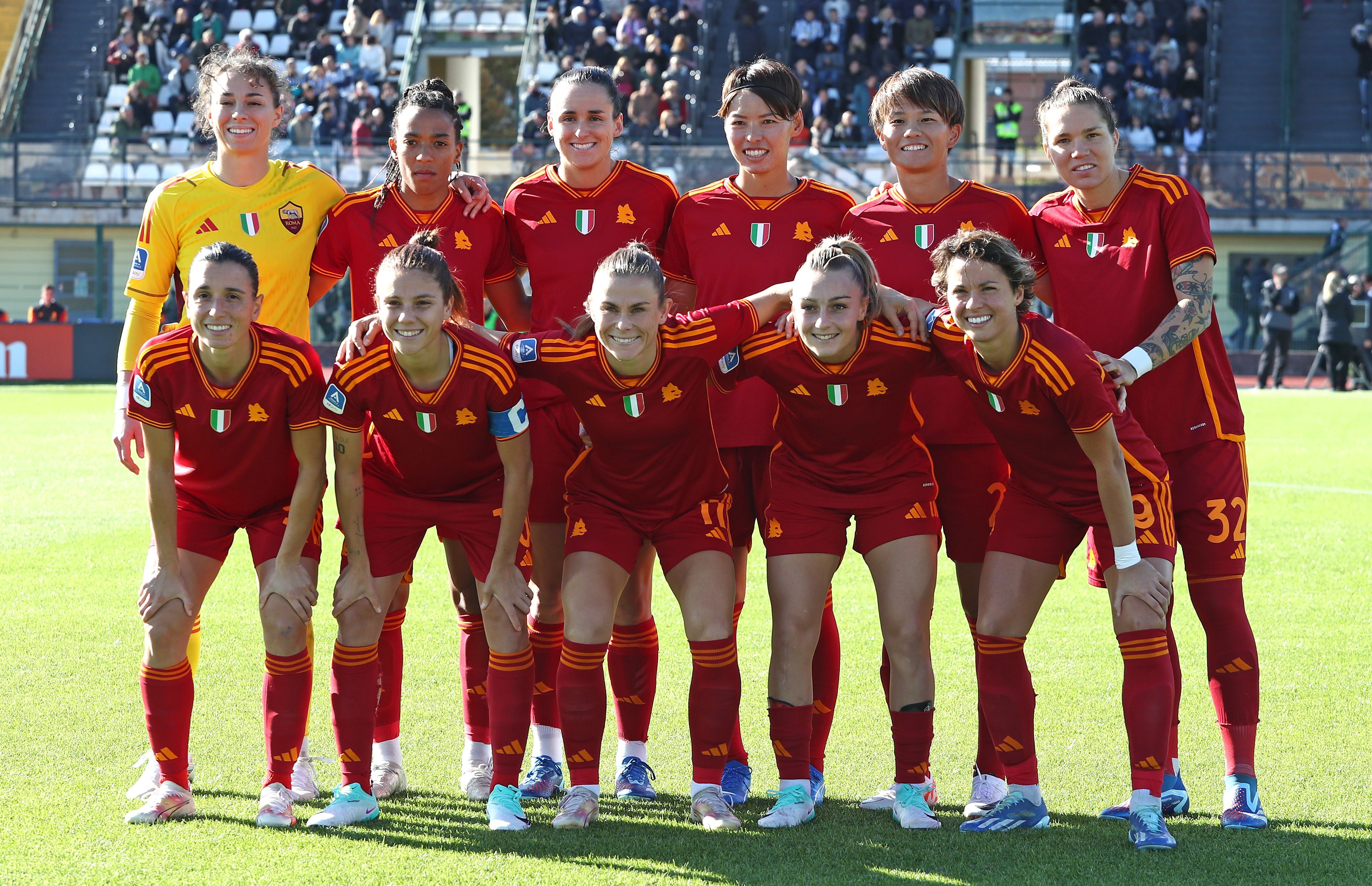 La Roma Femminile prima del calcio d'inizio con la Juventus